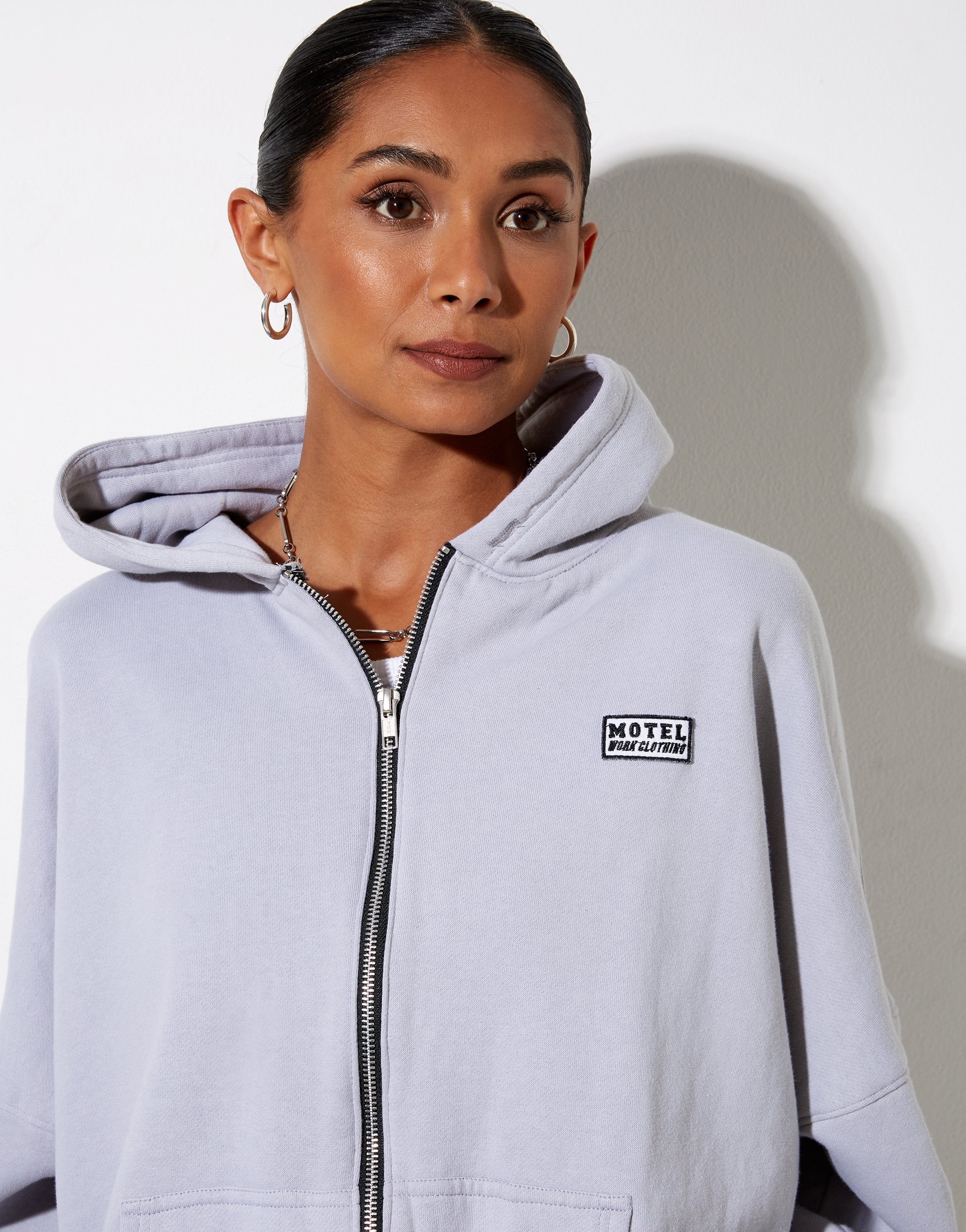 Afbeelding van Hollack Hoodie in Lunar Rock met Motel Work Kleding Label Embro