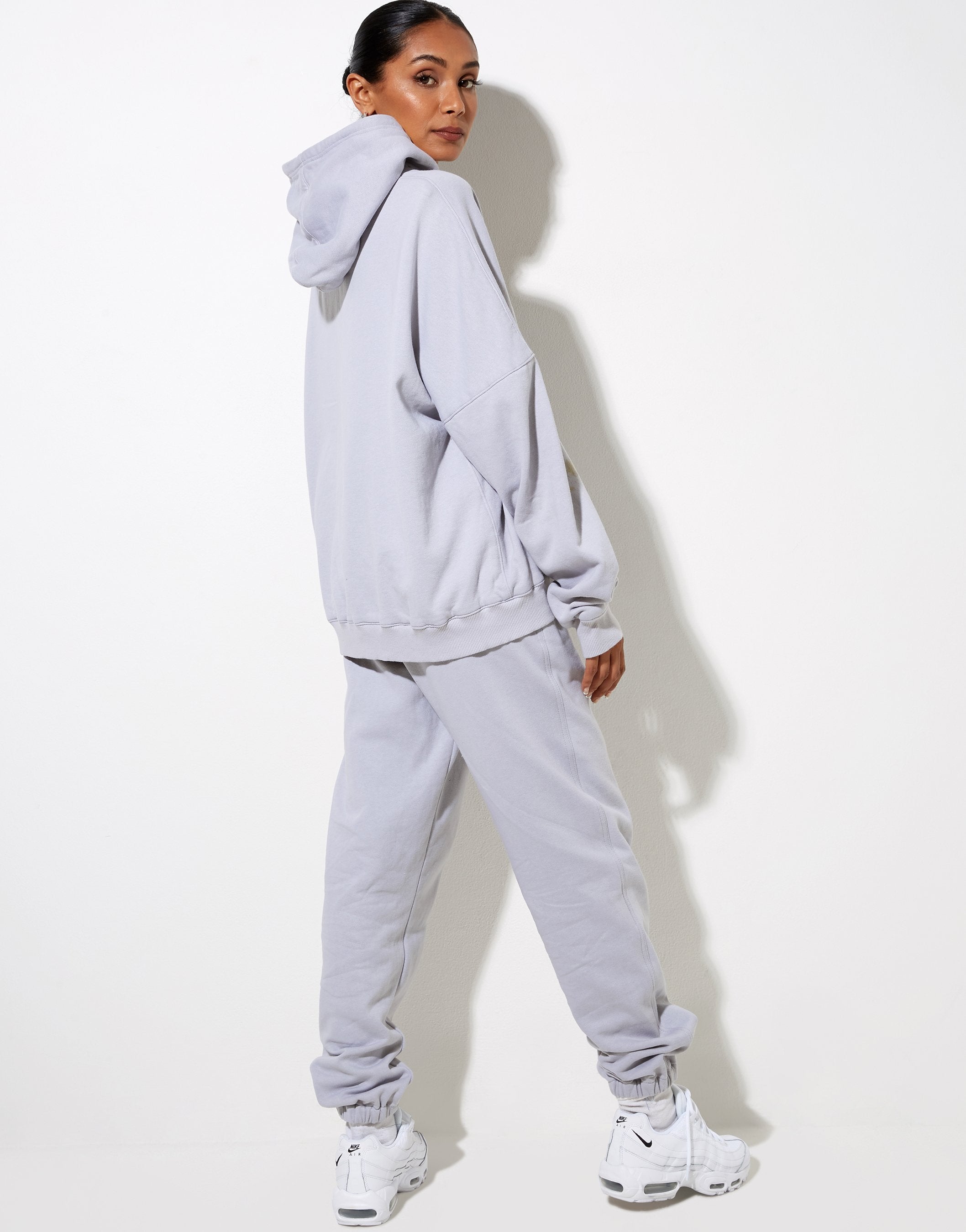 Afbeelding van Hollack Hoodie in Lunar Rock met Motel Work Kleding Label Embro