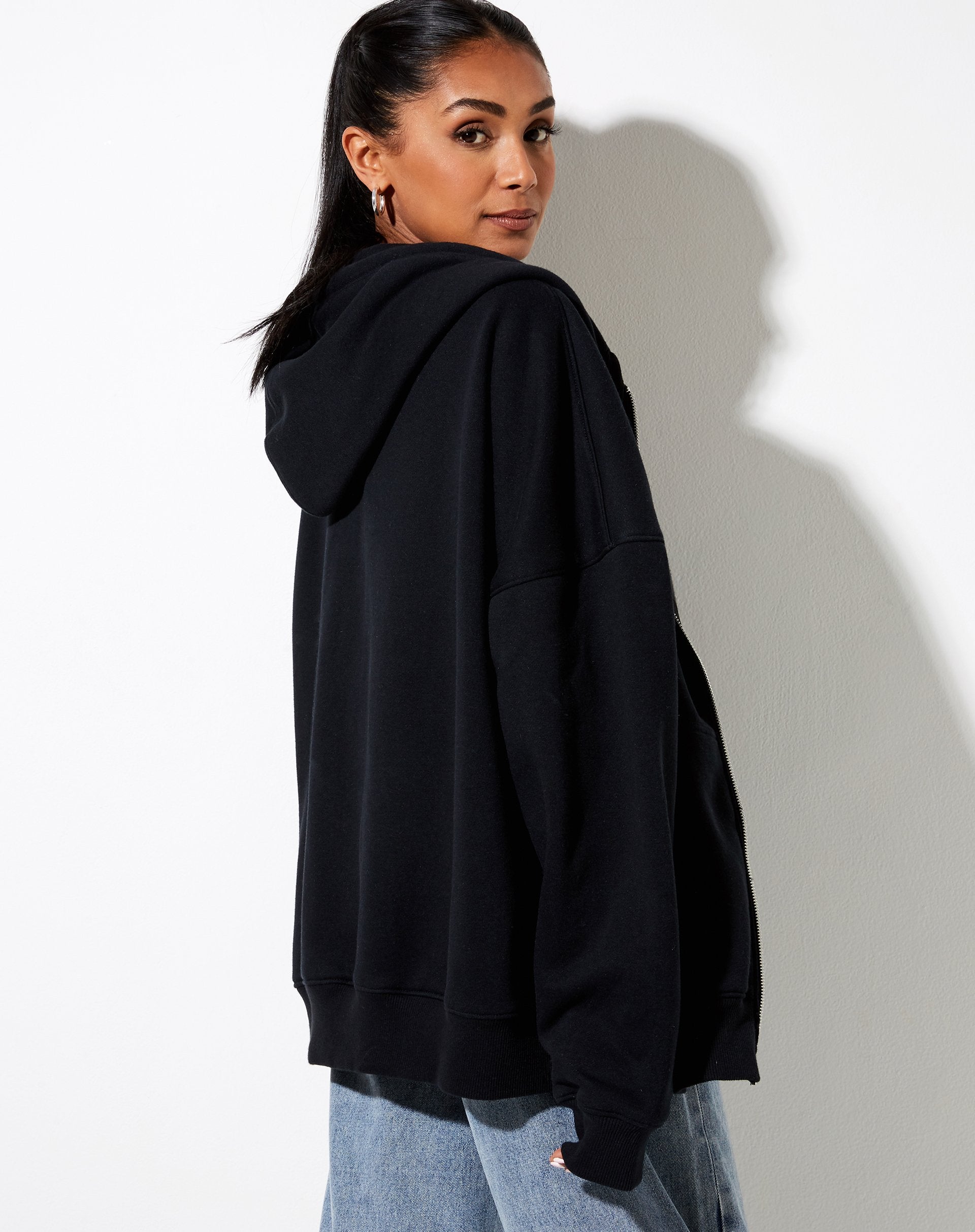 Afbeelding van Hollack Hoodie in Zwart met Witte Schorpioen Embro