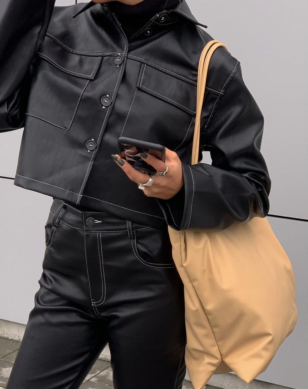 Jayla Shirt in PU Zwart met Witte Stiksels