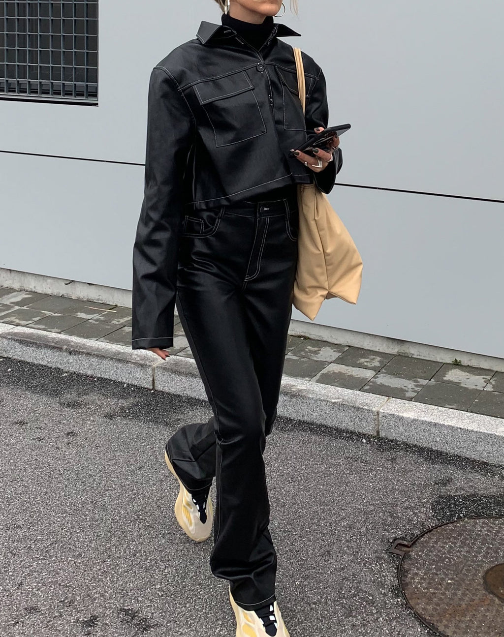 Jayla Shirt in PU Zwart met Witte Stiksels