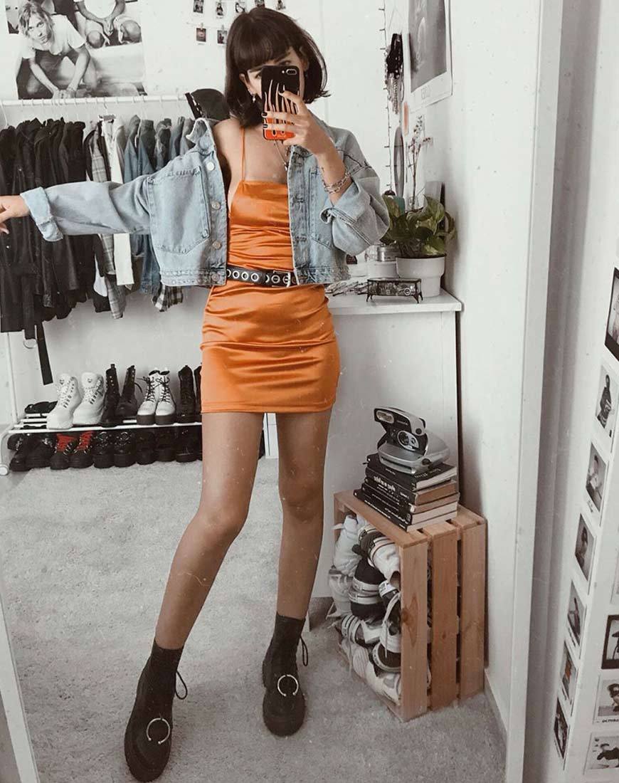 Kozue Mini Jurk in Satijn Zout Karamel