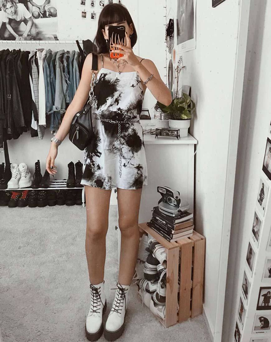 Afbeelding van Sagha Slip Dress in Mono Tie Dye Zwart Wit