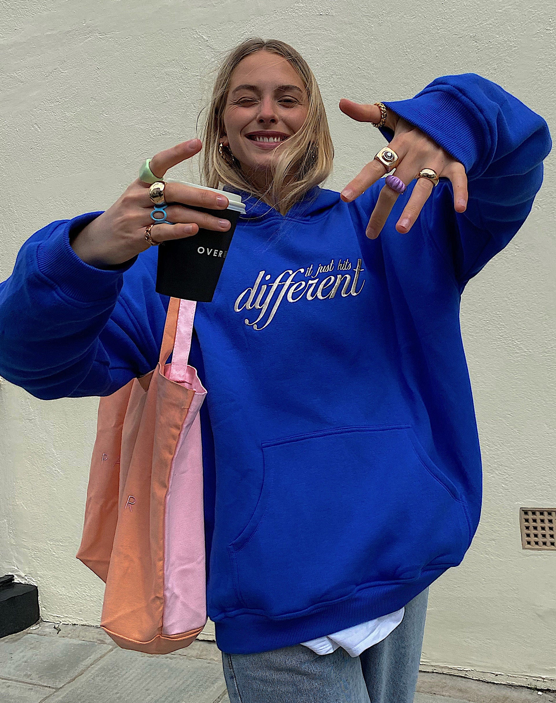 Afbeelding van Oversize Hoodie in Cobalt It Just Hits Different Embro