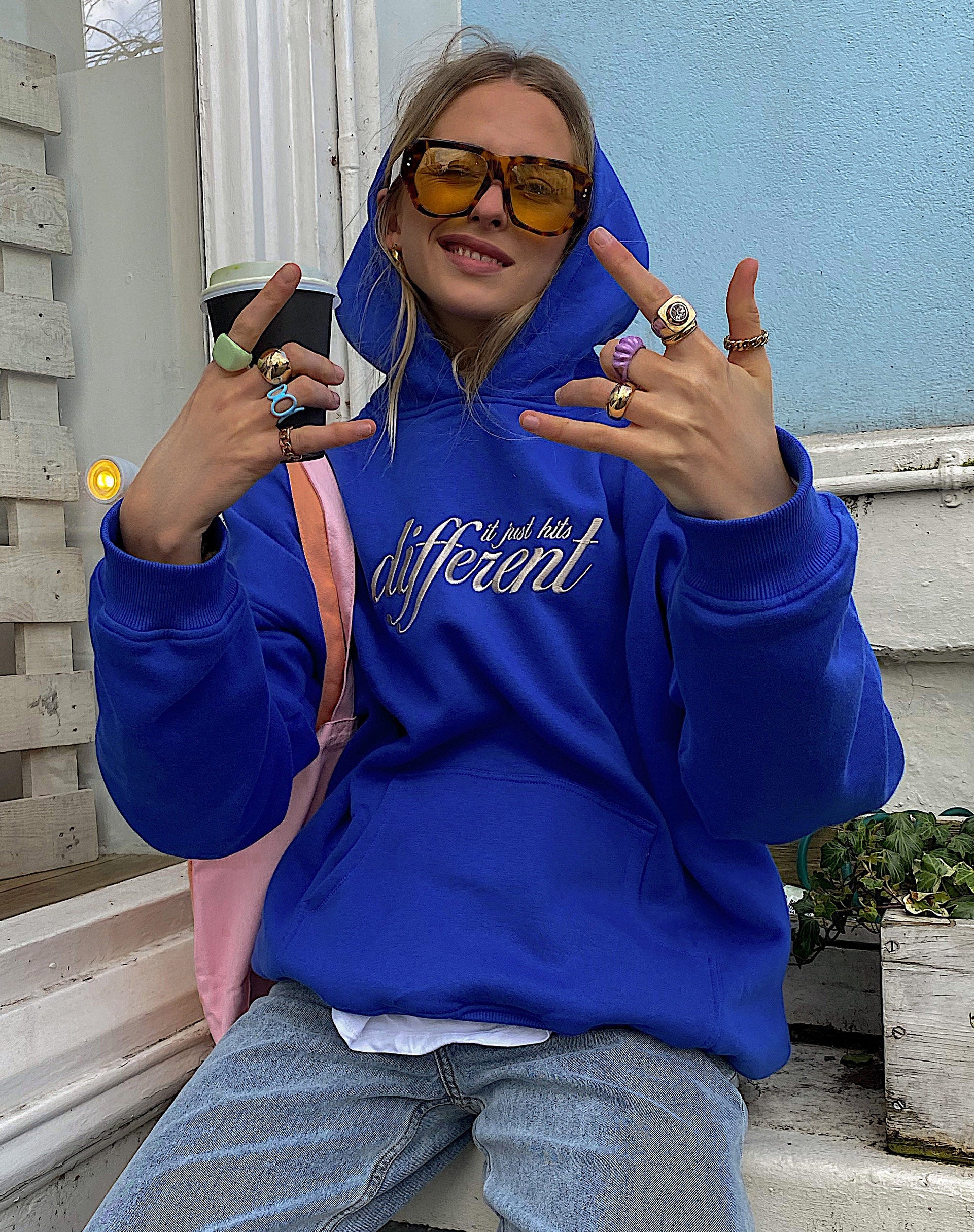 Afbeelding van Oversize Hoodie in Cobalt It Just Hits Different Embro