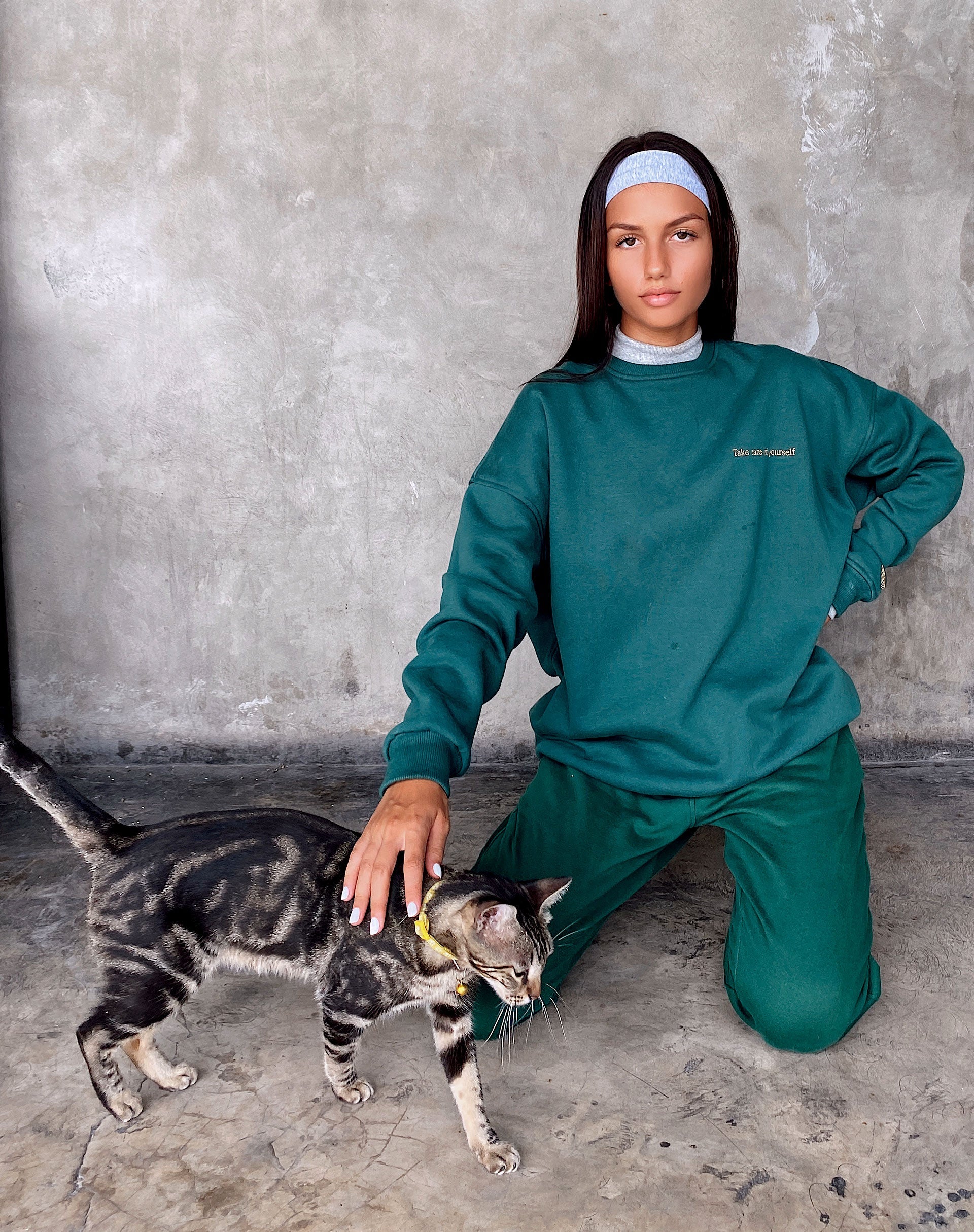 Afbeelding van Glo Sweatshirt in Bottle Green met Take Care Of Yourself Embro