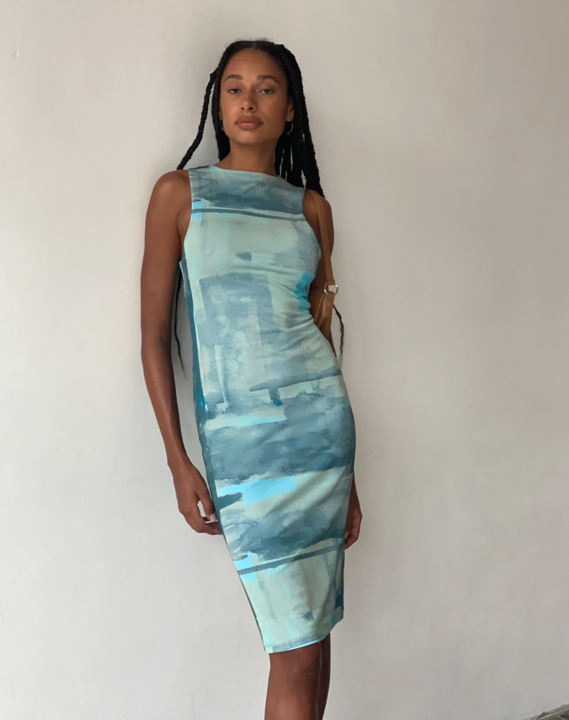 Afbeelding van MOTEL X JACQUIE Indie Midi Dress in Mesh Groen en Blauw Abstract Verfpenseel