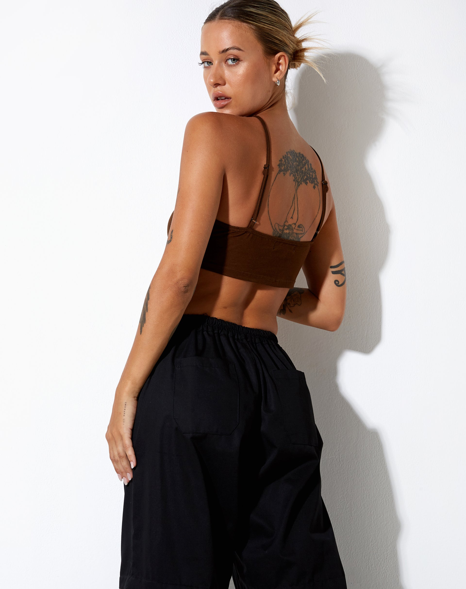 BEELD VAN Intan Crop Top in Cacao