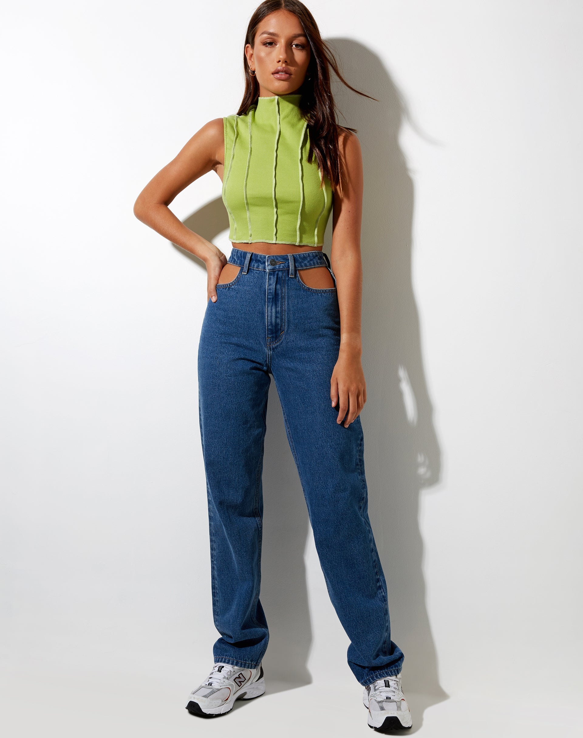 Afbeelding van Ivy Vest Top in Rib Leaf Green met Ivory Stitching