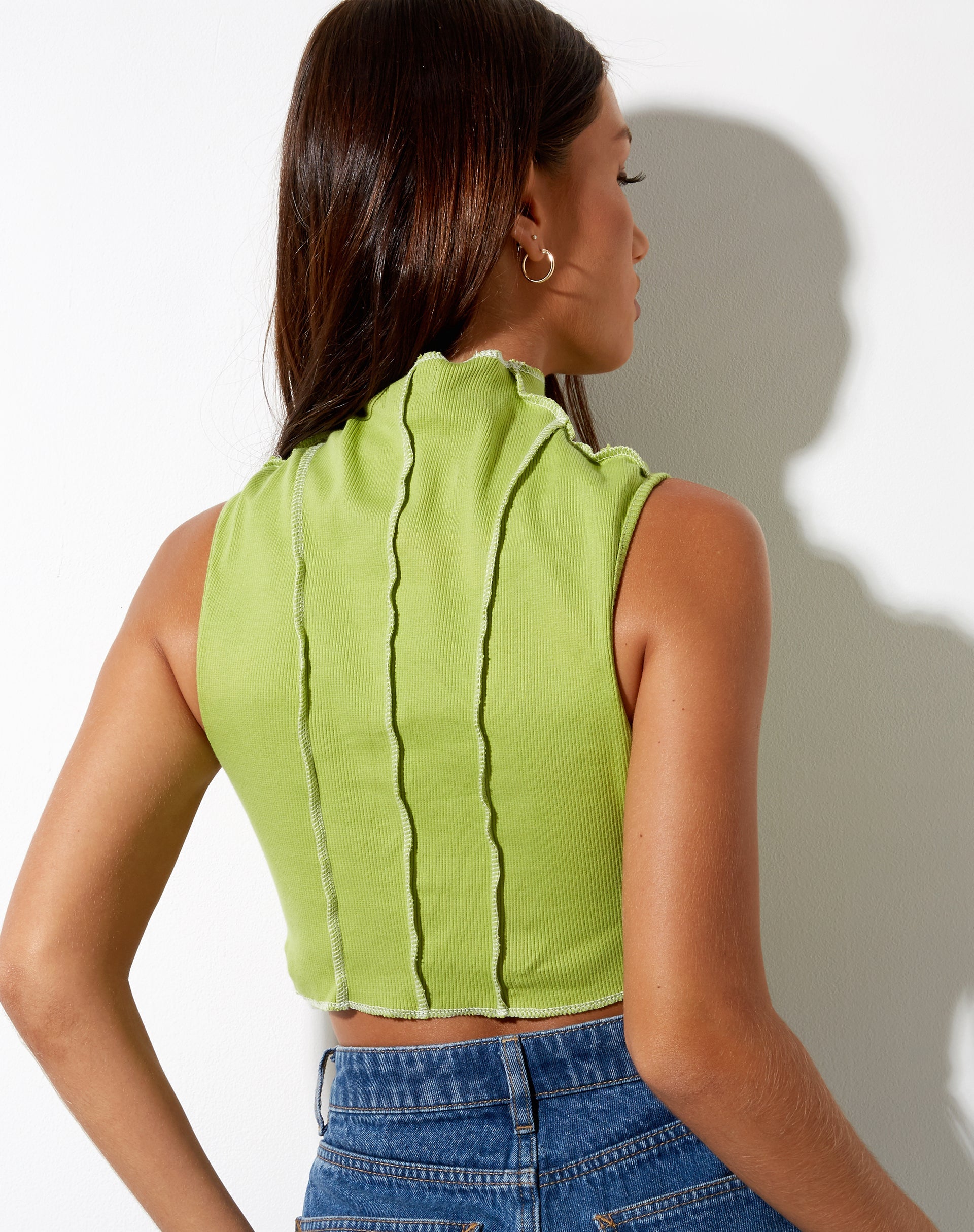 Afbeelding van Ivy Vest Top in Rib Leaf Green met Ivory Stitching