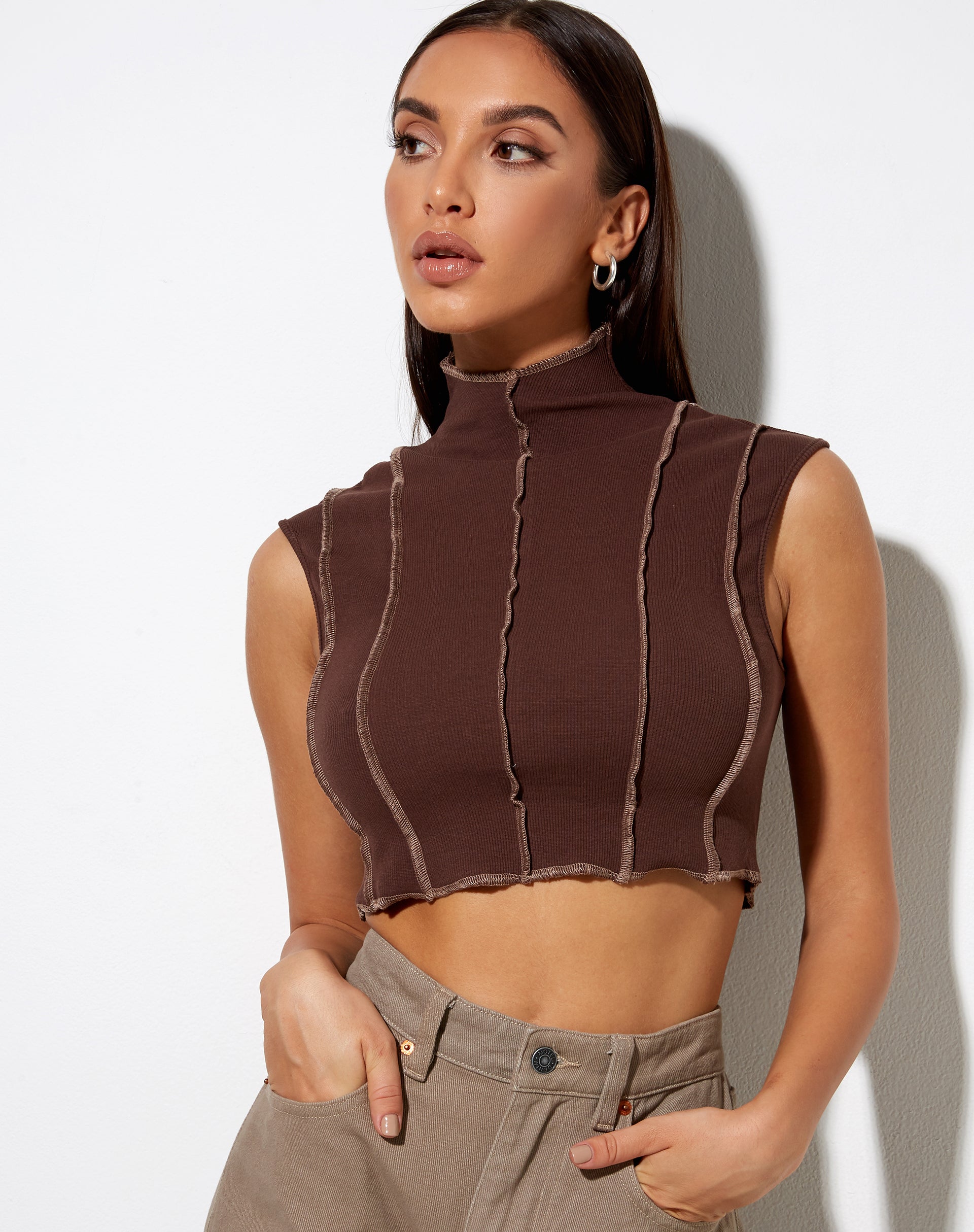 Afbeelding van Ivy Vest Top in diep mahonie met lichter bruin stiksel