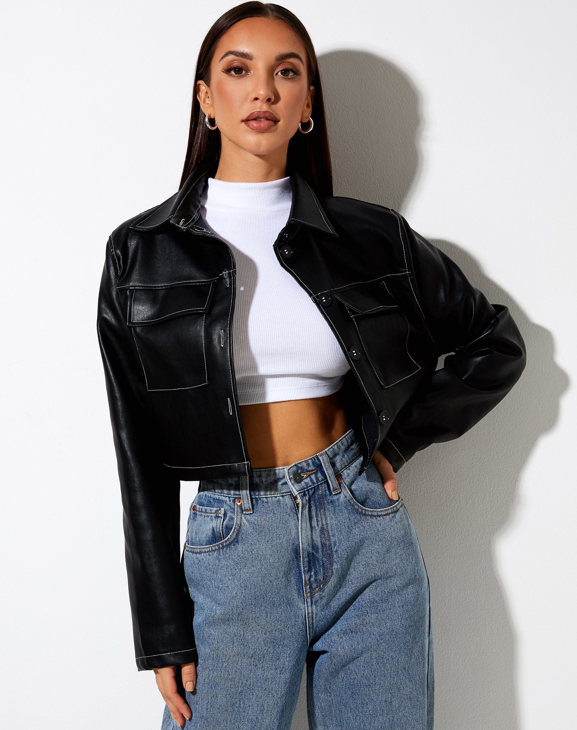 Afbeelding van Jayla Shirt in PU Zwart met Witte Stiksels