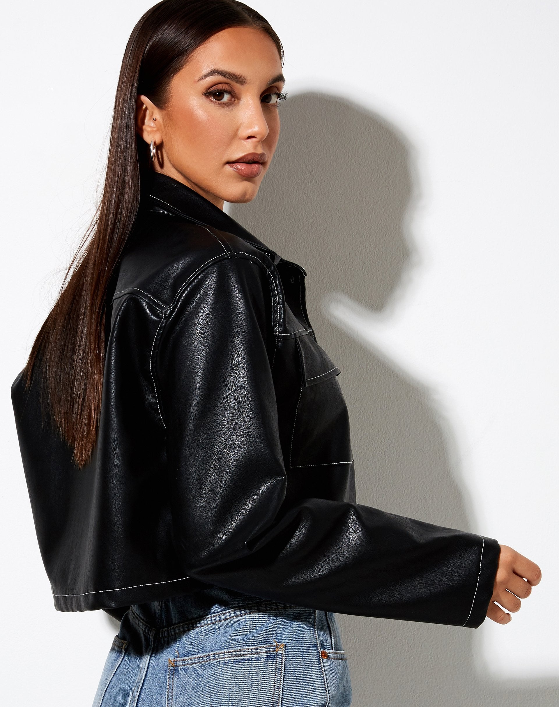 Afbeelding van Jayla Shirt in PU Zwart met Witte Stiksels