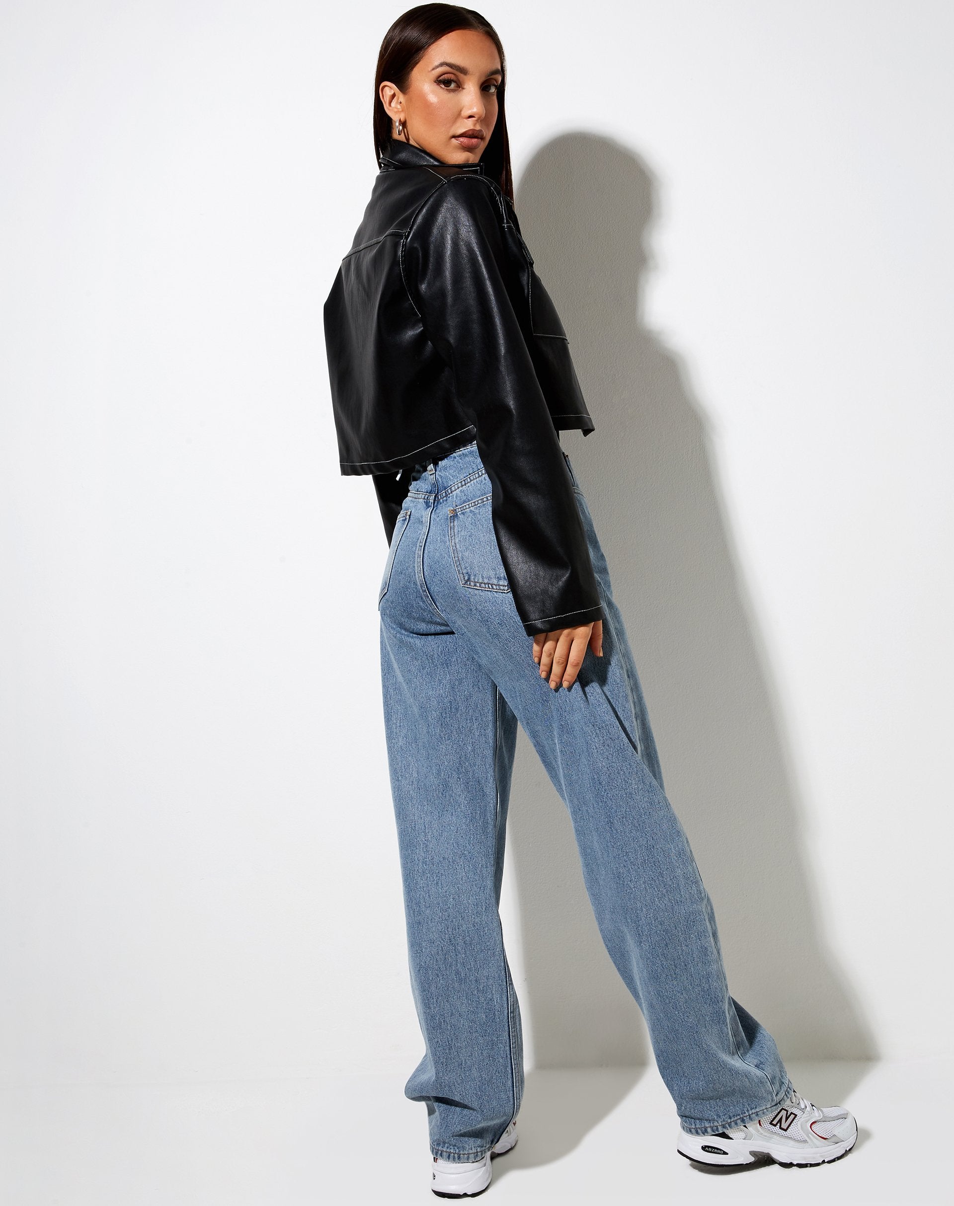 Afbeelding van Jayla Shirt in PU Zwart met Witte Stiksels