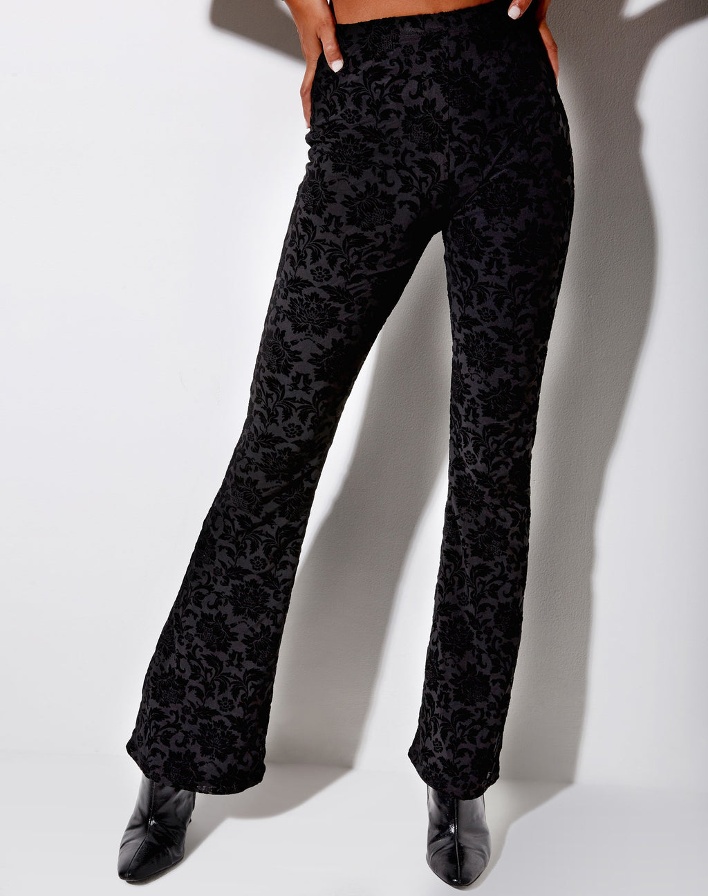 Jeevan Flare Broek in Brokaat Roos Flock Zwart