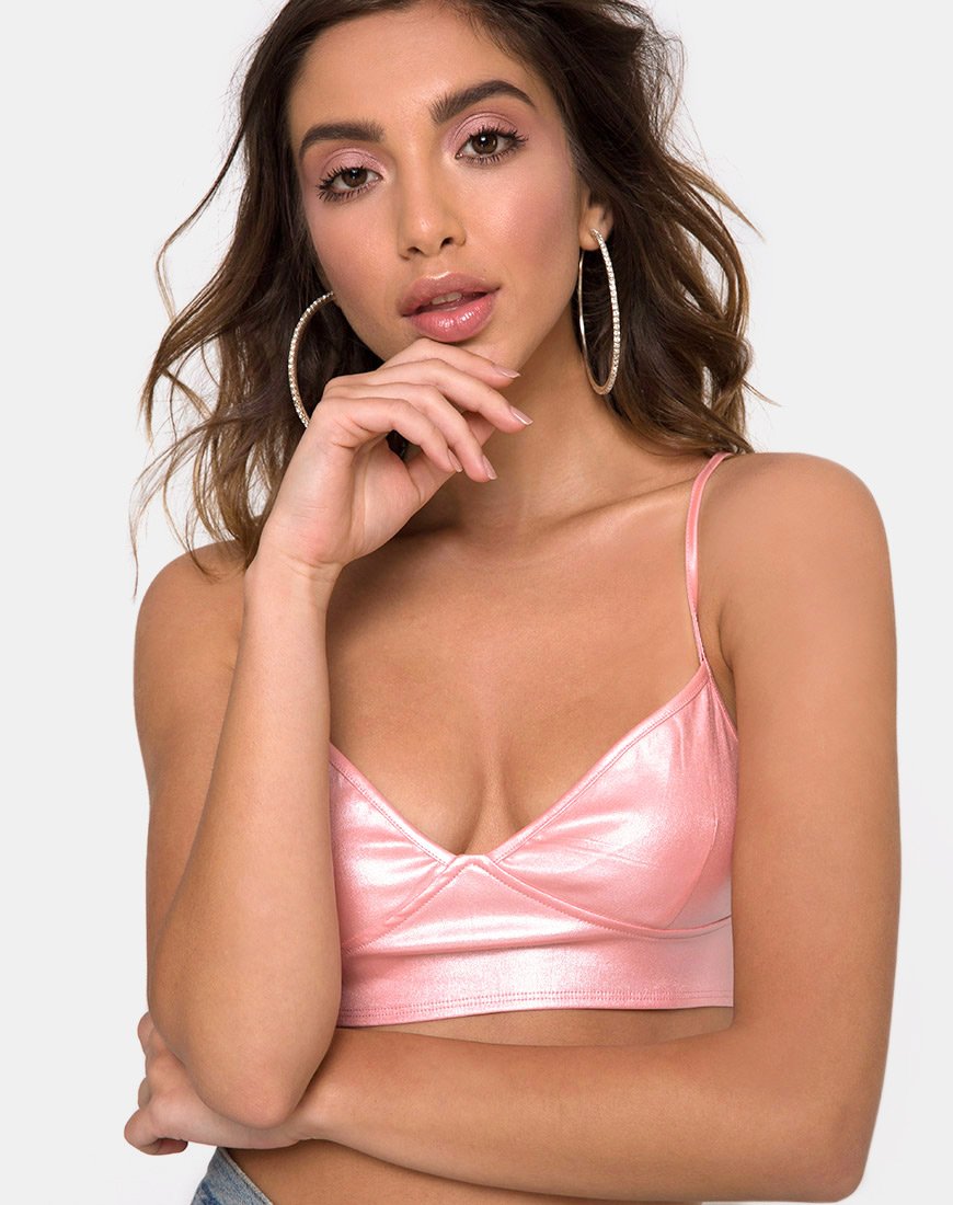 Jessie Bralet in Metallic Glinstering Baby Roze
