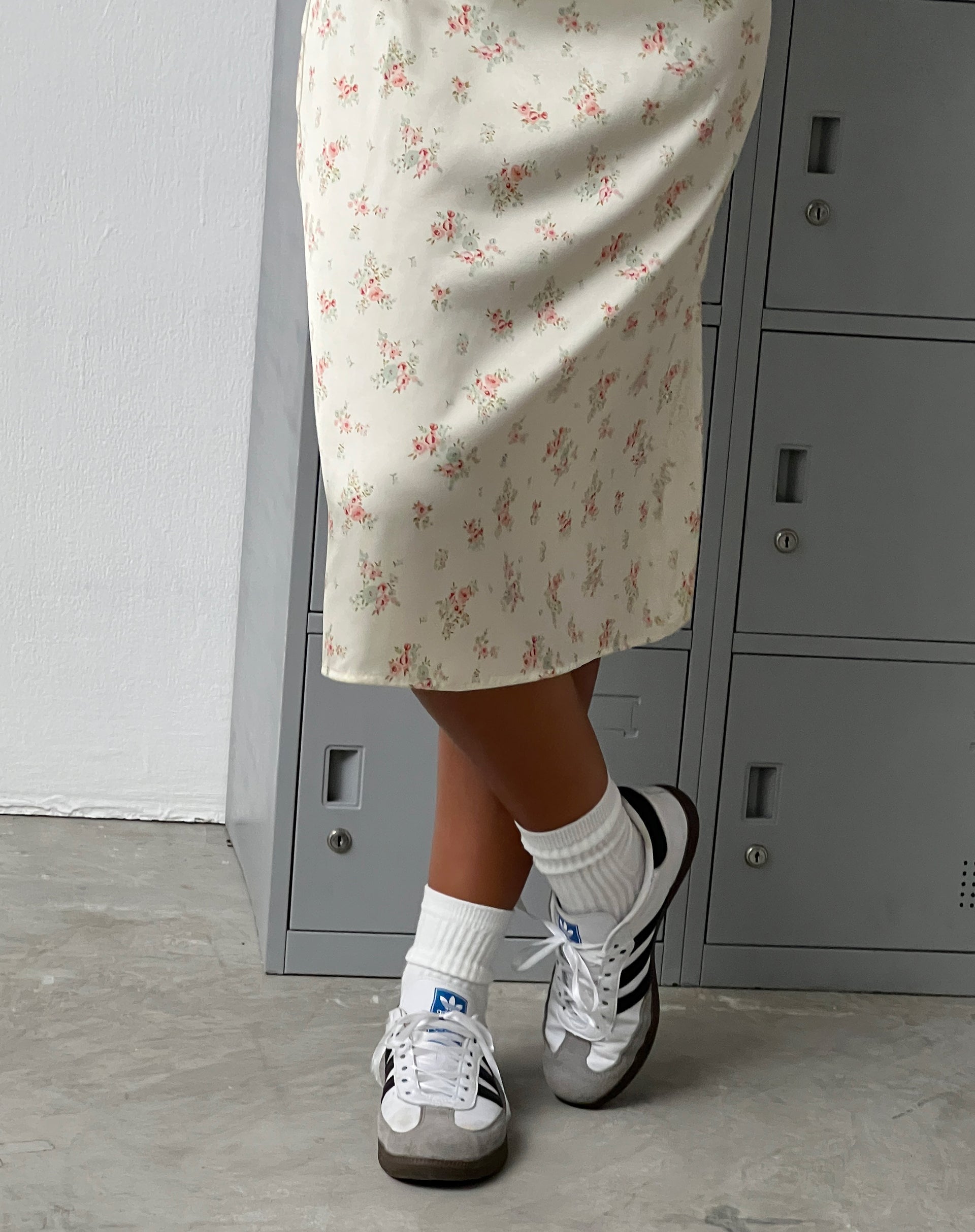 Afbeelding van Jinora Midi Dress in Satijn Vintage Rozenkrans
