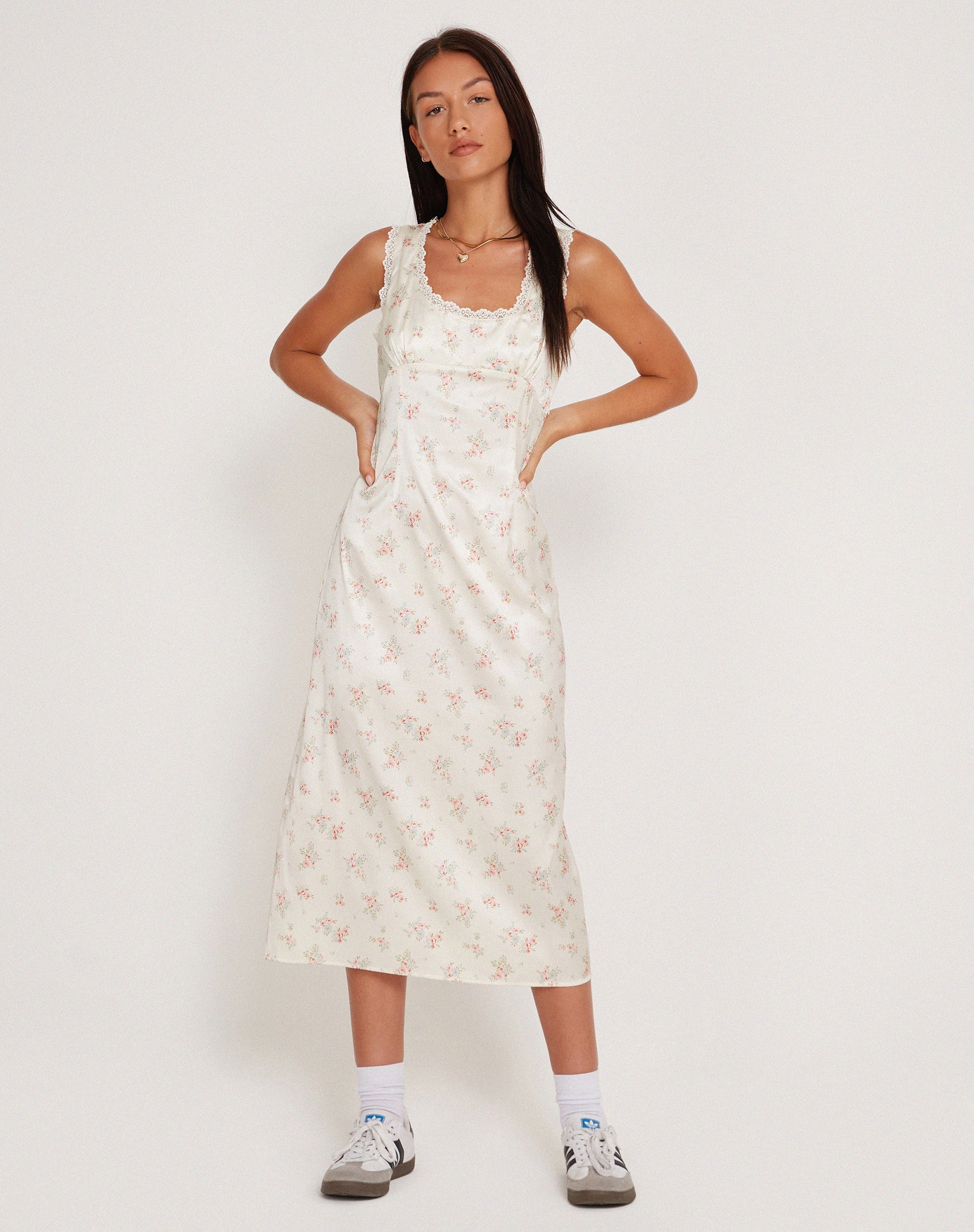 Afbeelding van Jinora Midi Dress in Satijn Vintage Rozenkrans