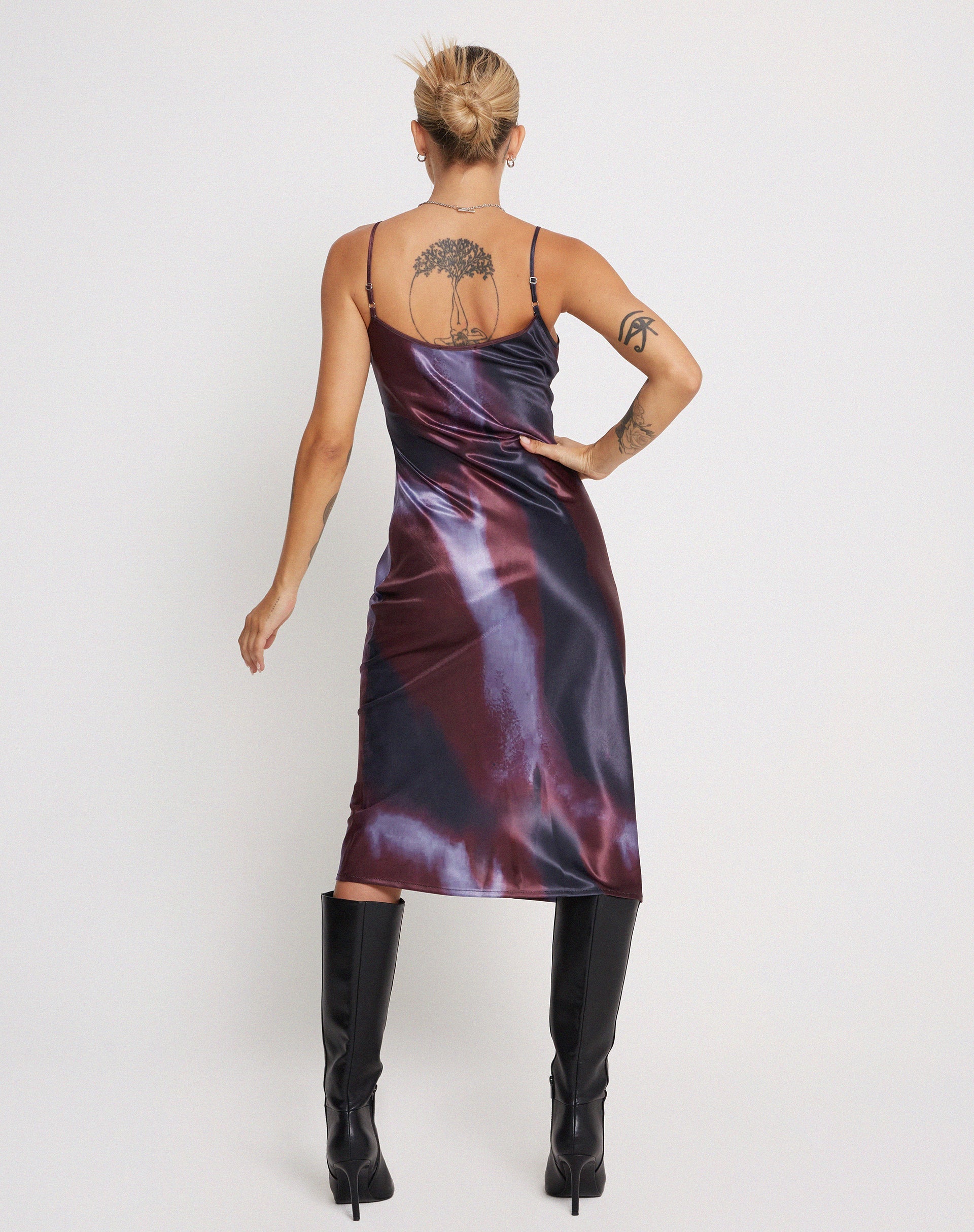Afbeelding van Juvina Midi Dress in Satijn Aquarel Plum