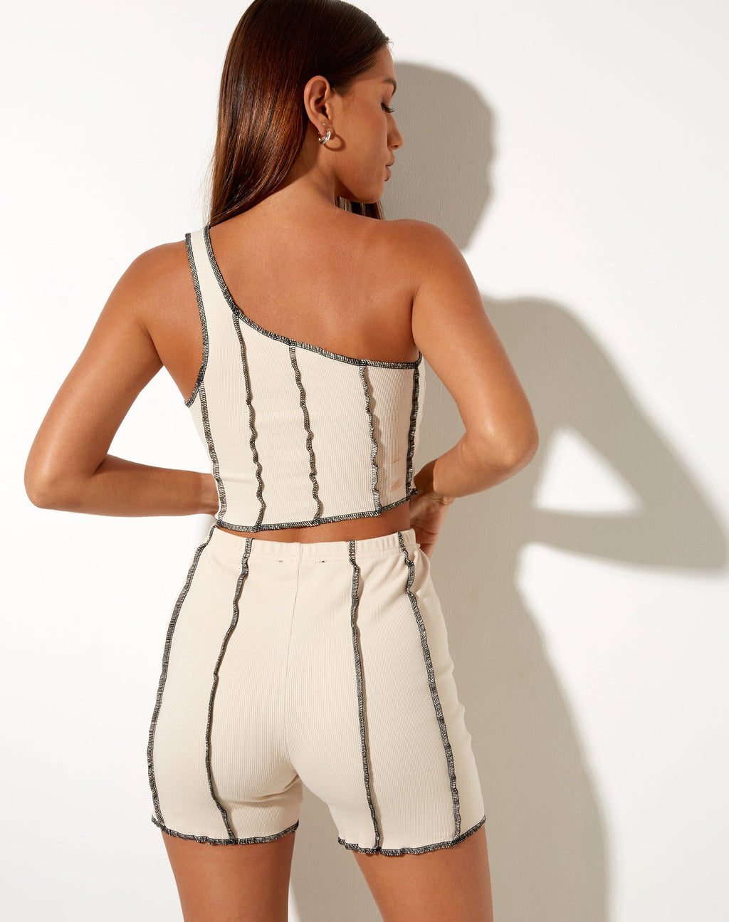 Kala Short in Rib Ecru met Zwart Stiksel