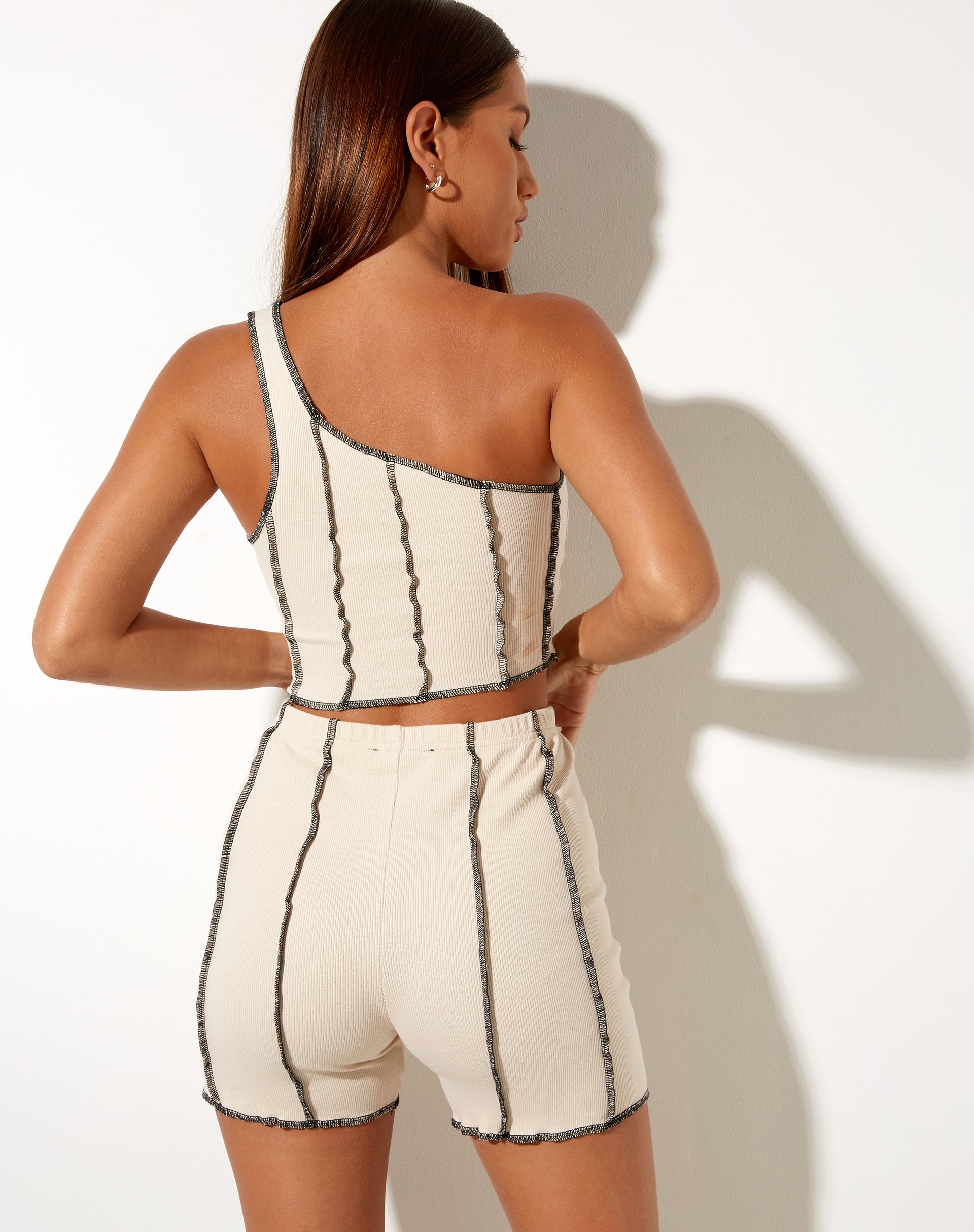 Afbeelding van Kala Short in Rib Ecru met Zwart Stiksel
