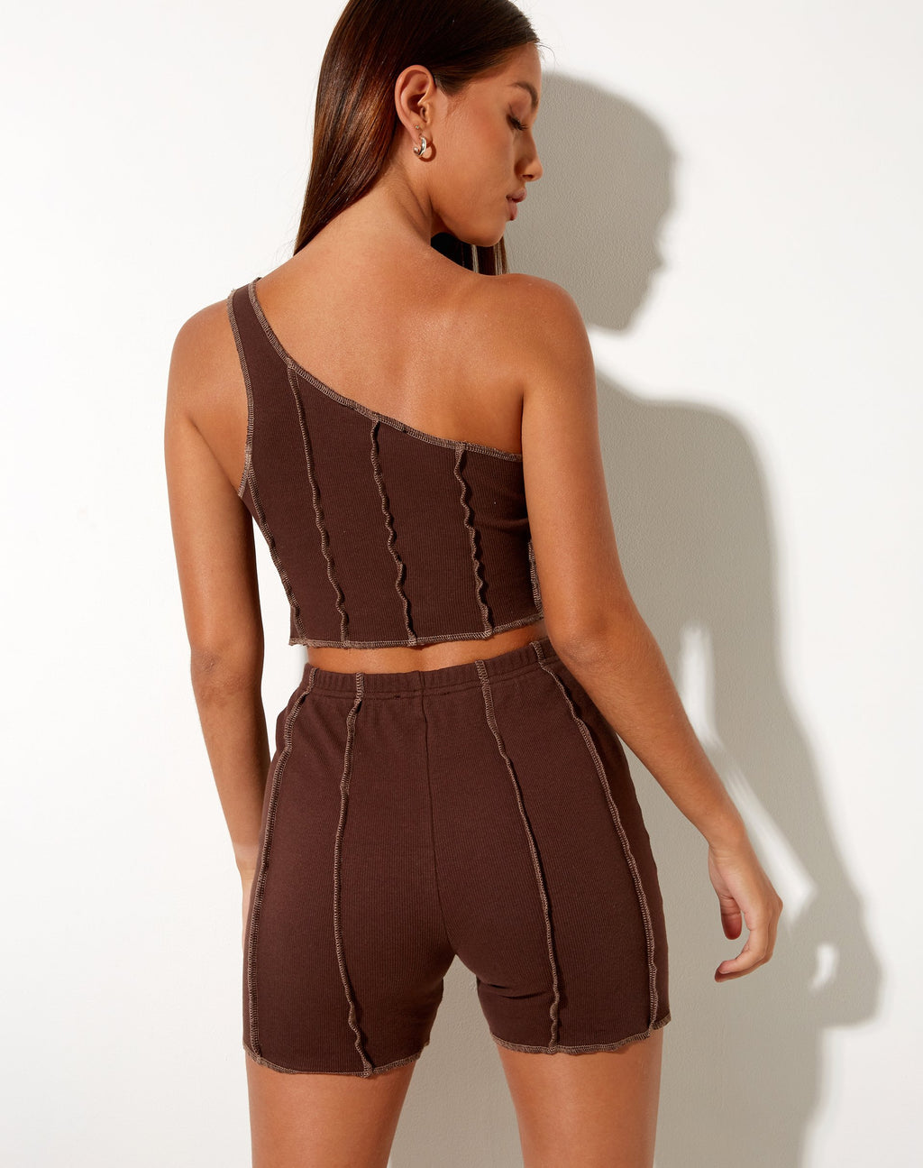 Kala Shorts in Rib Diep Mahonie met Bruin Stiksel