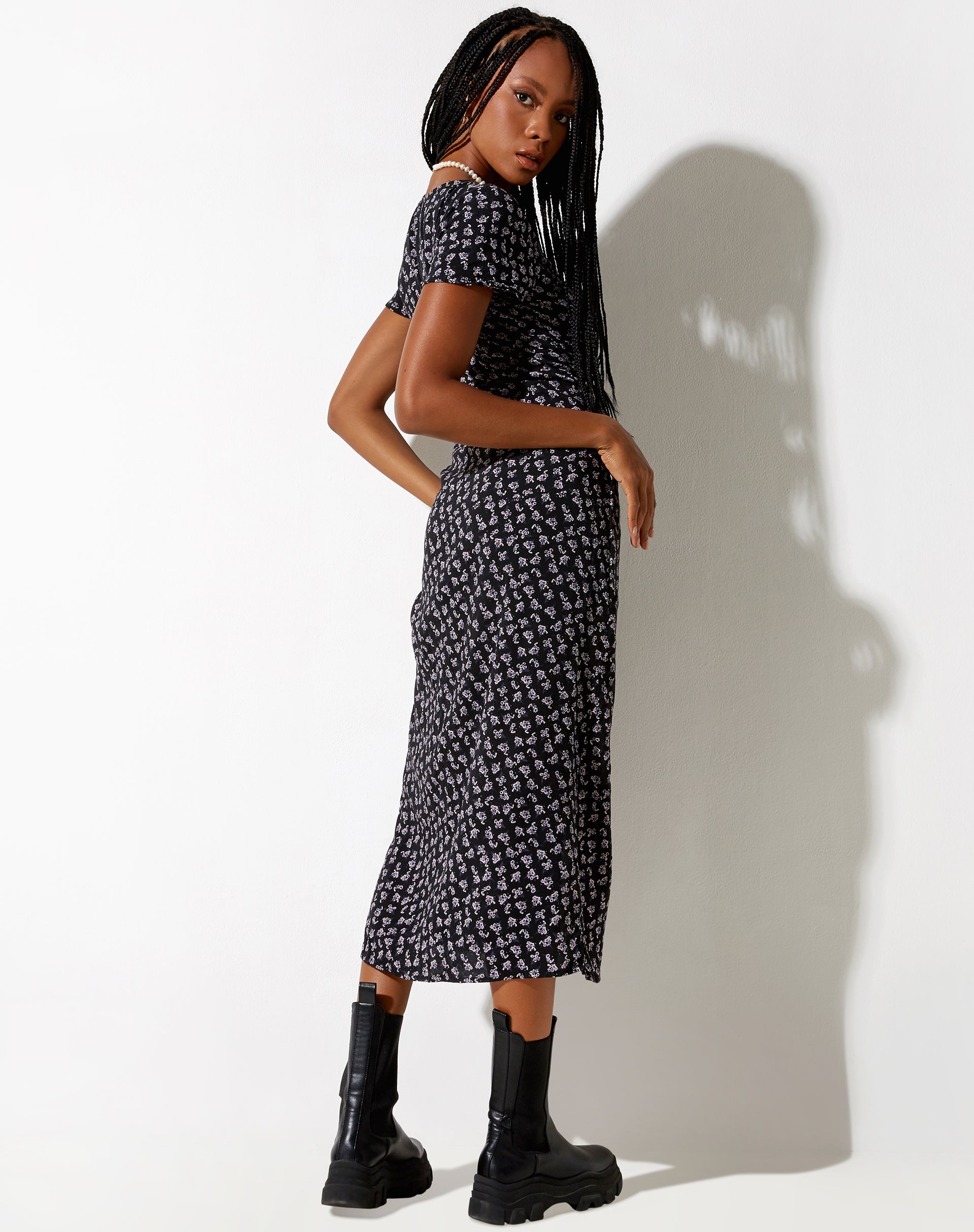 Afbeelding van Larin Midi Dress in Dark Base Floral Zwart