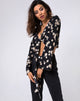 Afbeelding van Laya Wrap Top in Grunge Daisy Floral