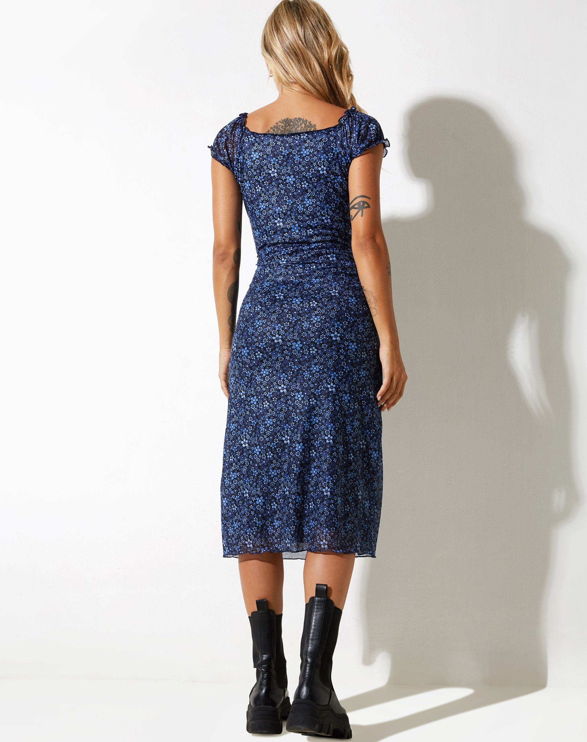 Afbeelding van Lona Midi Dress in Flower Garden Blue