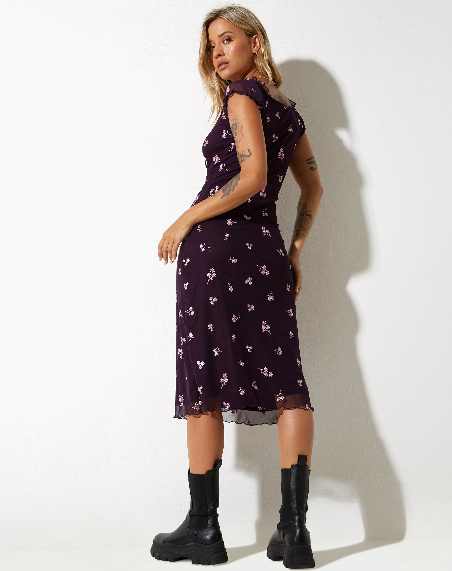 Afbeelding van Lona Maxi Dress in Plum Daisy Embro