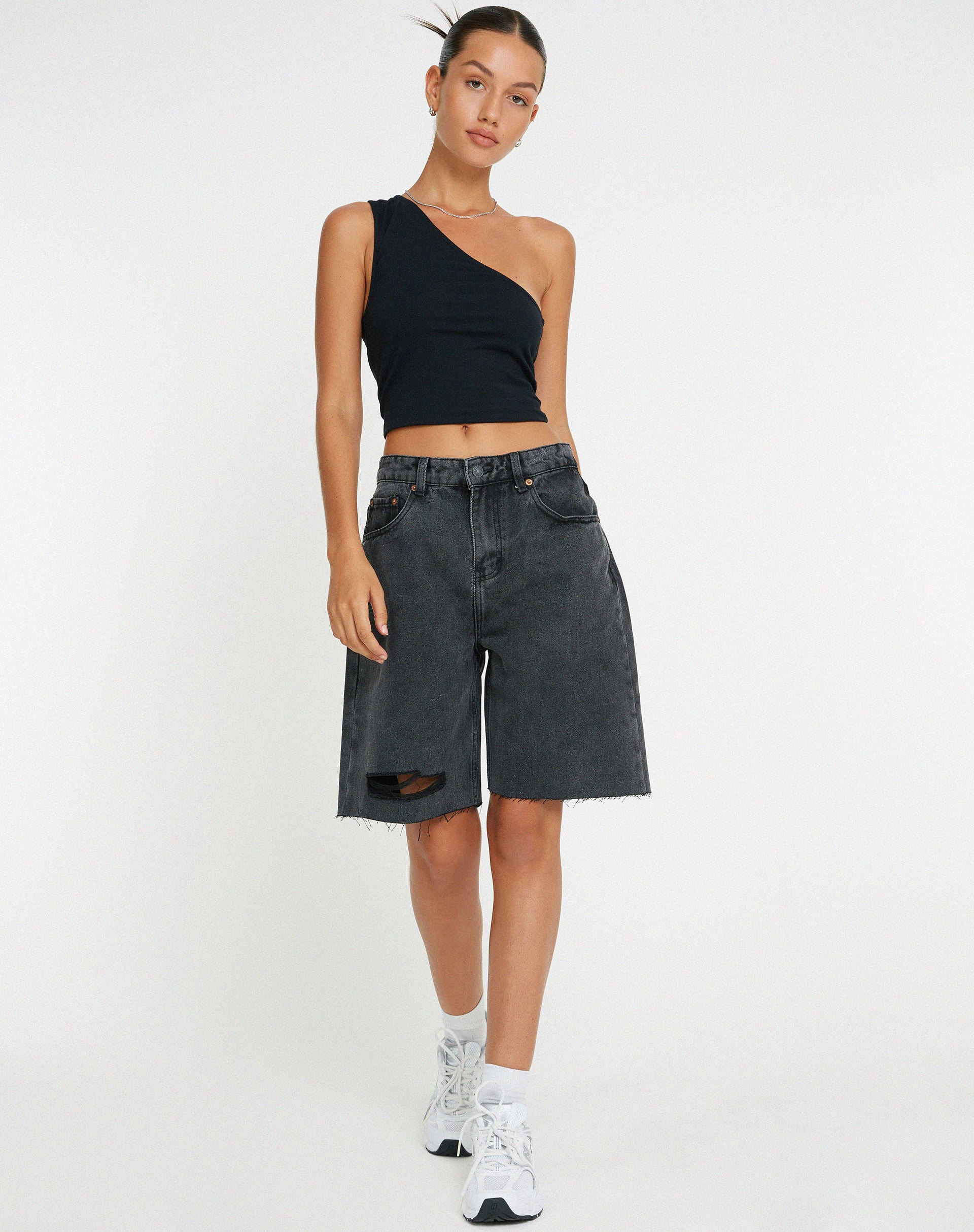 AFBEELDING VAN LONGLINE DAD DENIM SHORT IN ZWARTE WASSING