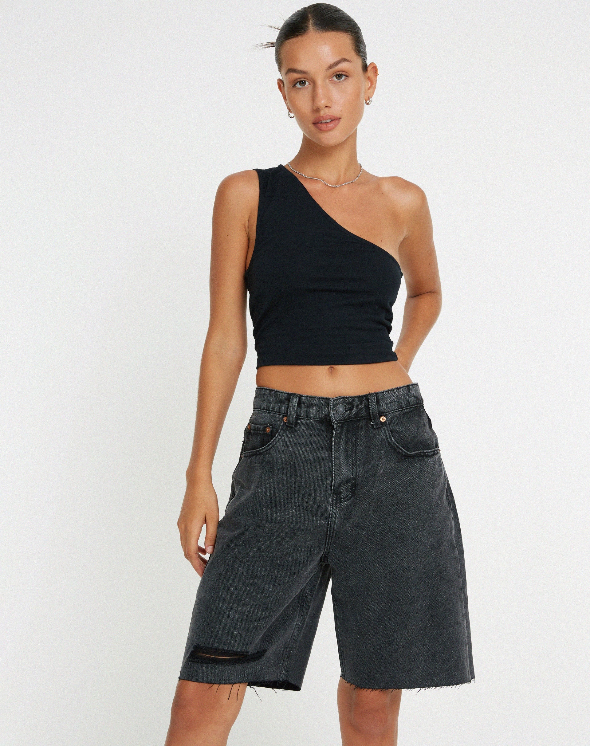 AFBEELDING VAN LONGLINE DAD DENIM SHORT IN ZWARTE WASSING