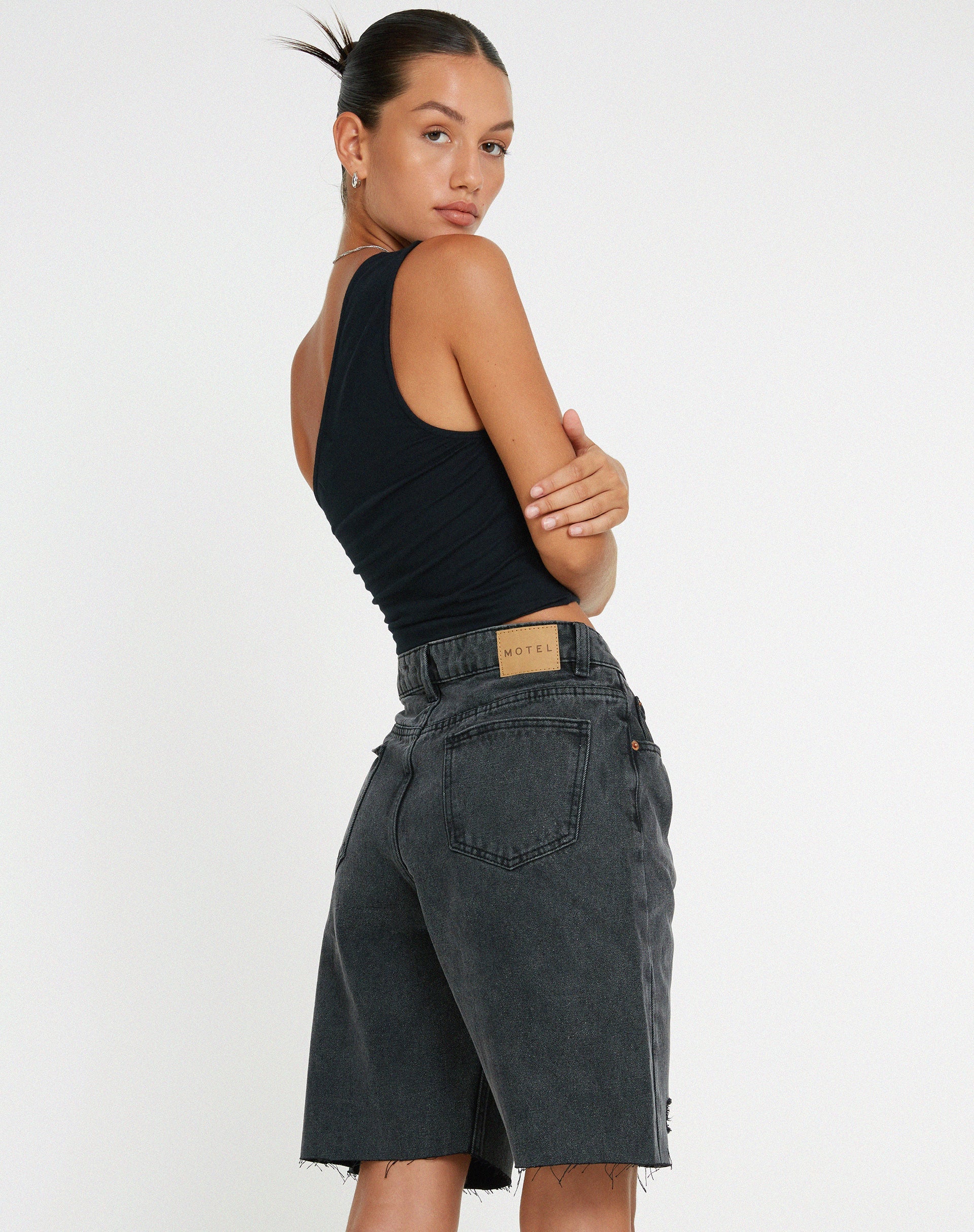 AFBEELDING VAN LONGLINE DAD DENIM SHORT IN ZWARTE WASSING