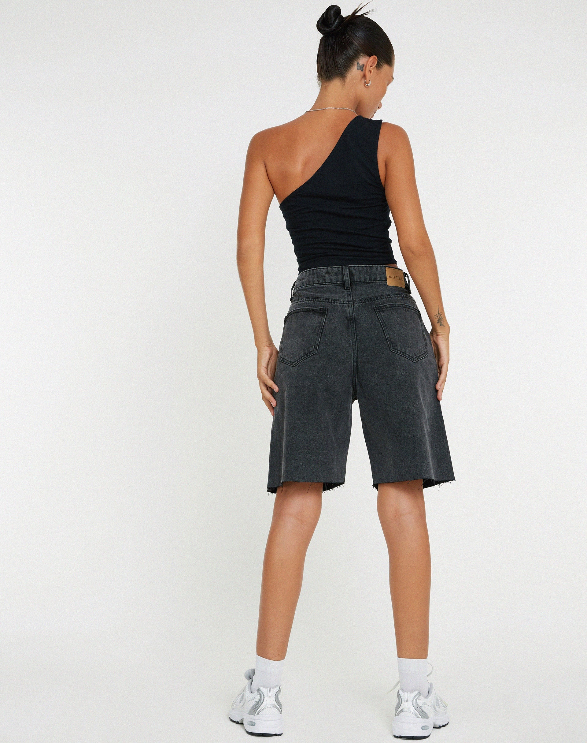 AFBEELDING VAN LONGLINE DAD DENIM SHORT IN ZWARTE WASSING