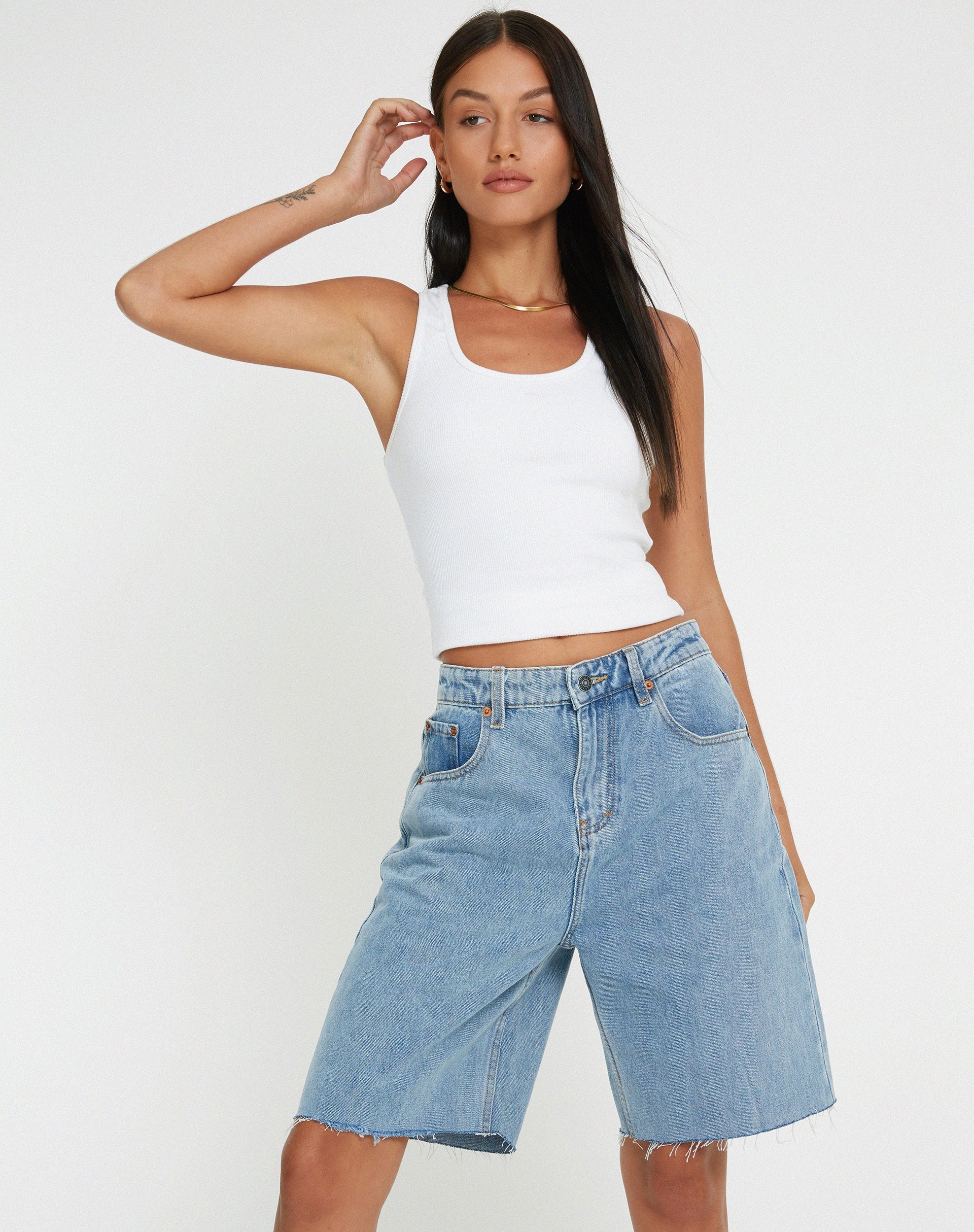 AFBEELDING VAN LONGLINE DAD DENIM SHORTS IN LICHTE WASSING