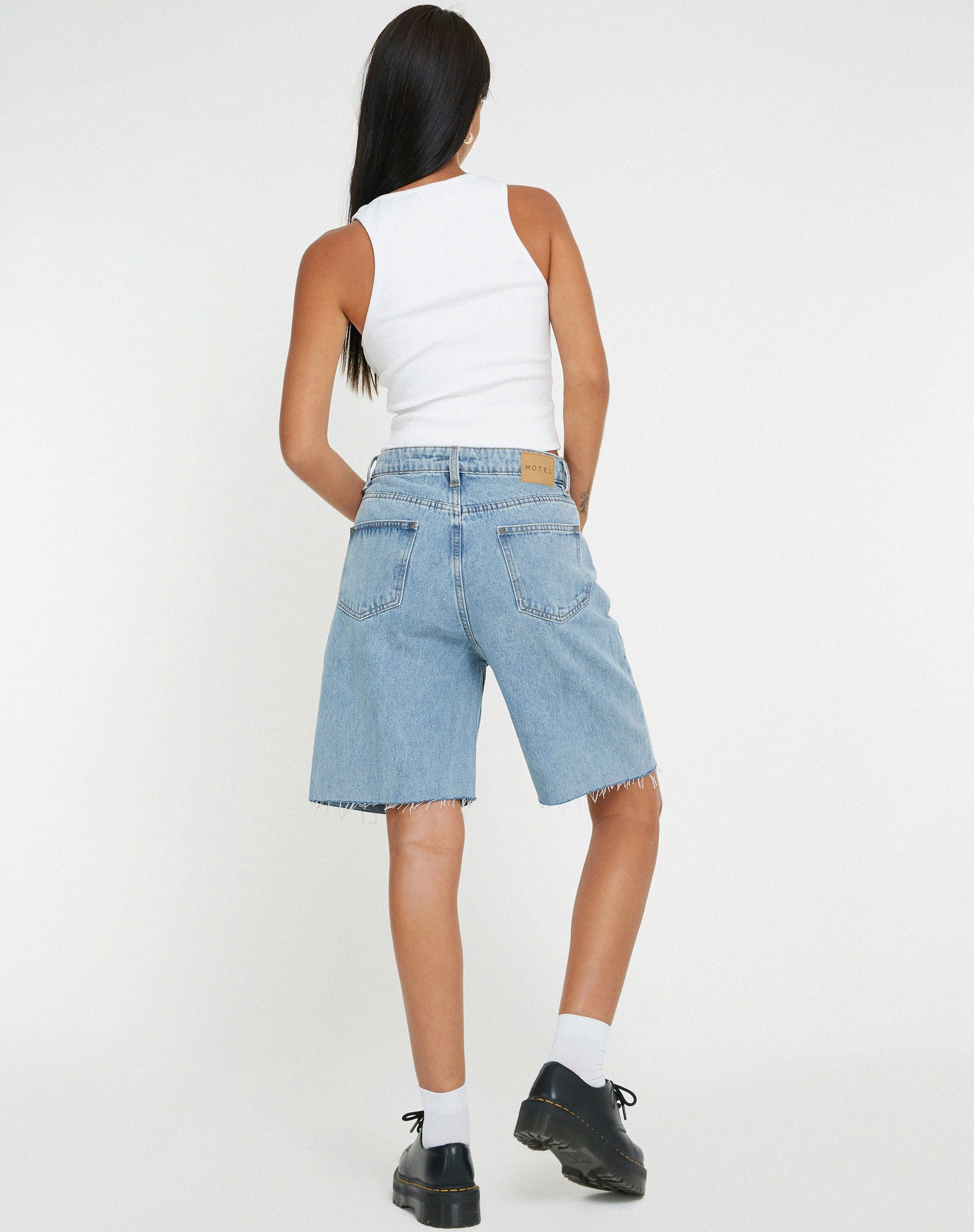 AFBEELDING VAN LONGLINE DAD DENIM SHORTS IN LICHTE WASSING