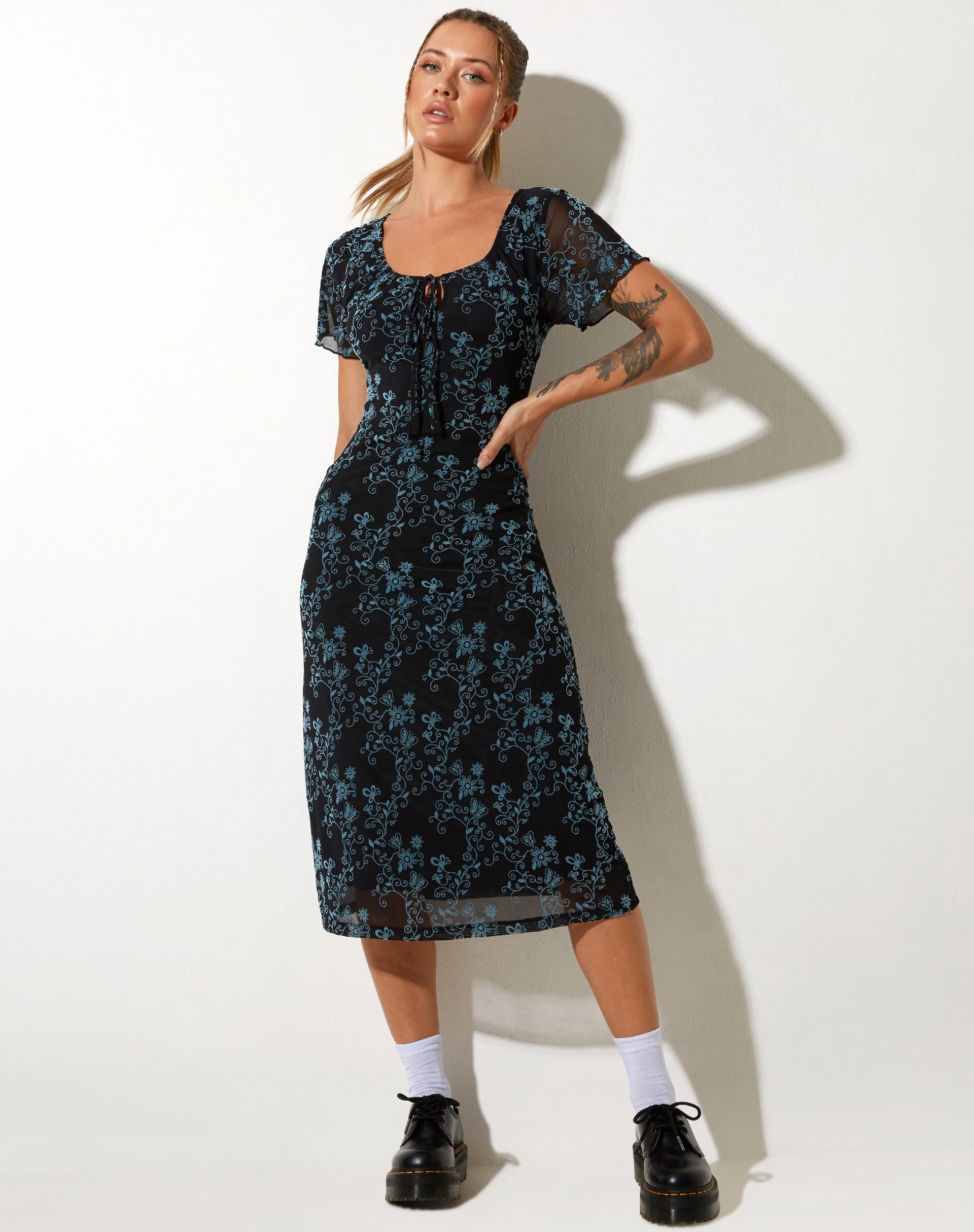 Afbeelding van Lorani Midi jurk in Butterfly Vine Flock Blue