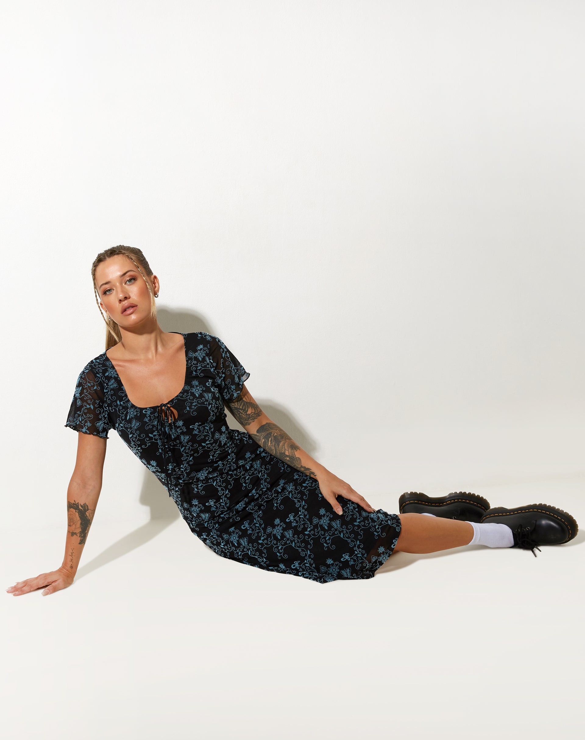 Afbeelding van Lorani Midi jurk in Butterfly Vine Flock Blue