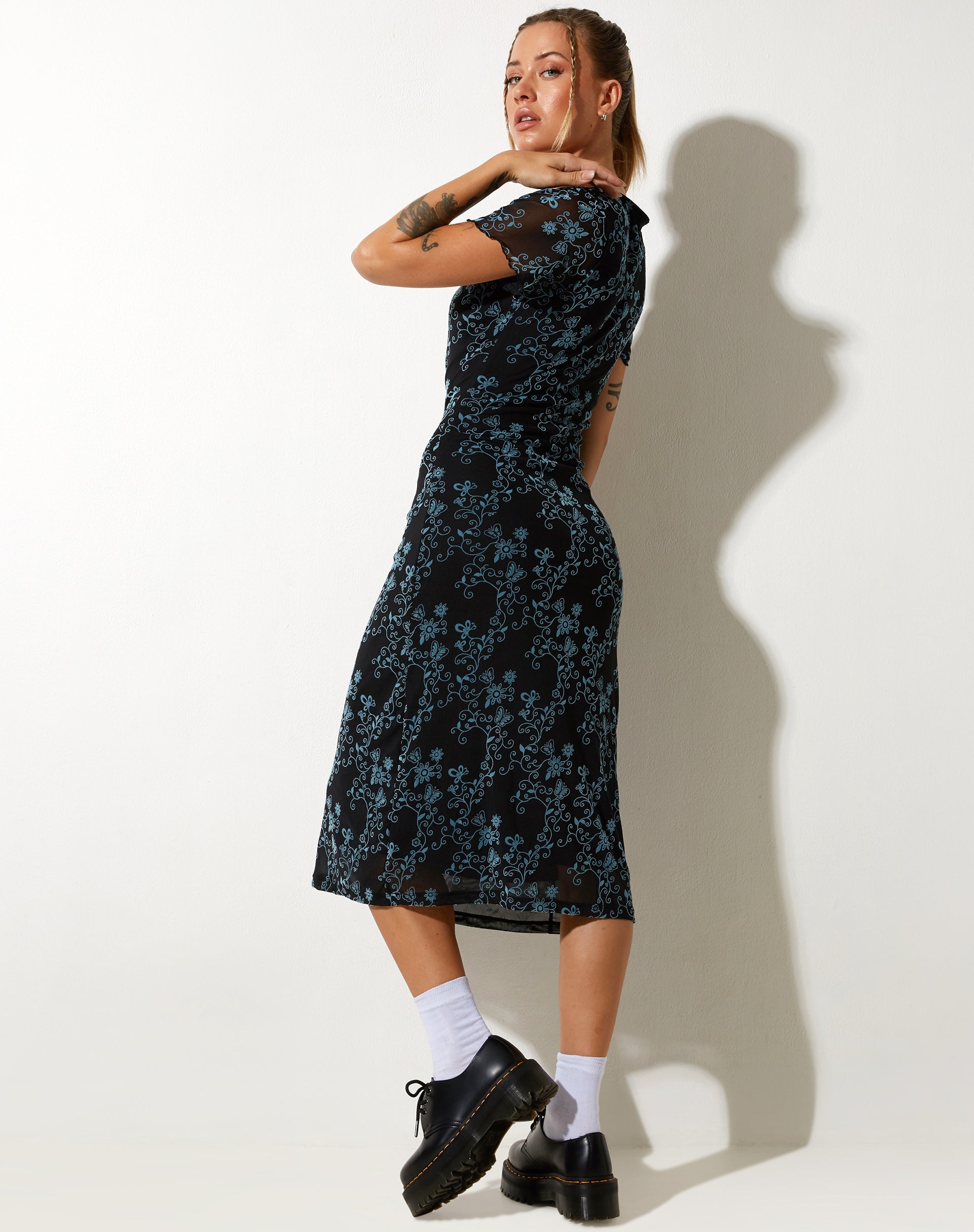 Afbeelding van Lorani Midi jurk in Butterfly Vine Flock Blue