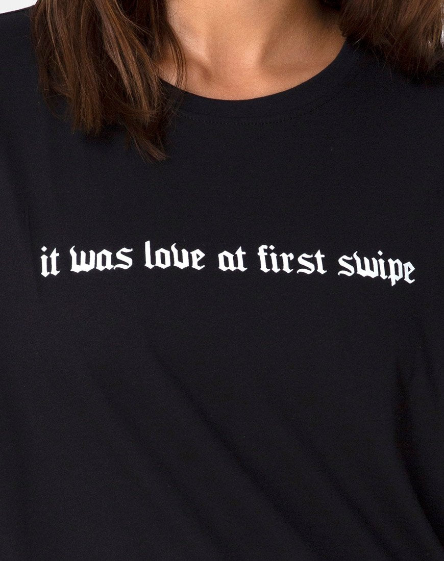 Afbeelding van Lotsun Tee in Love at First Swipe met zwarte plaatsing