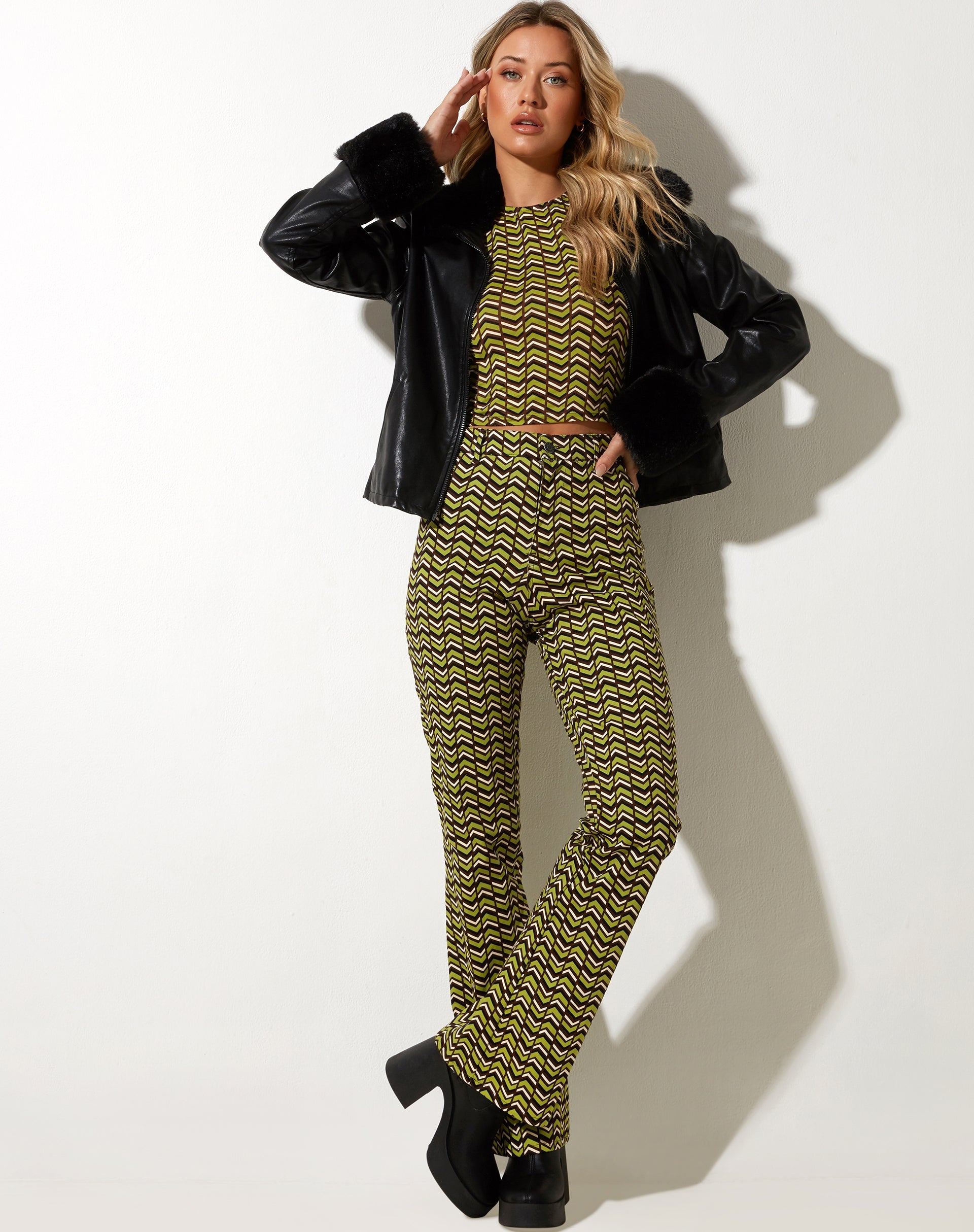 Afbeelding van Zoven flare broek in Chevron groen