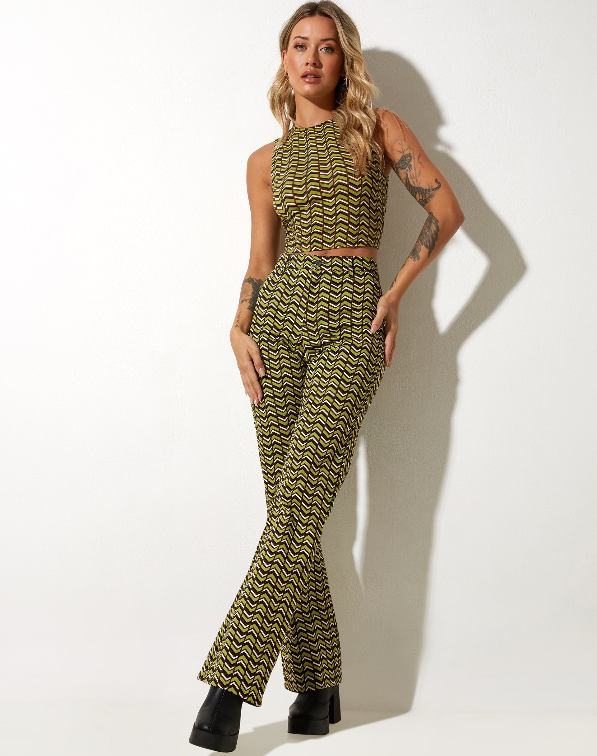 Afbeelding van Zoven flare broek in Chevron groen
