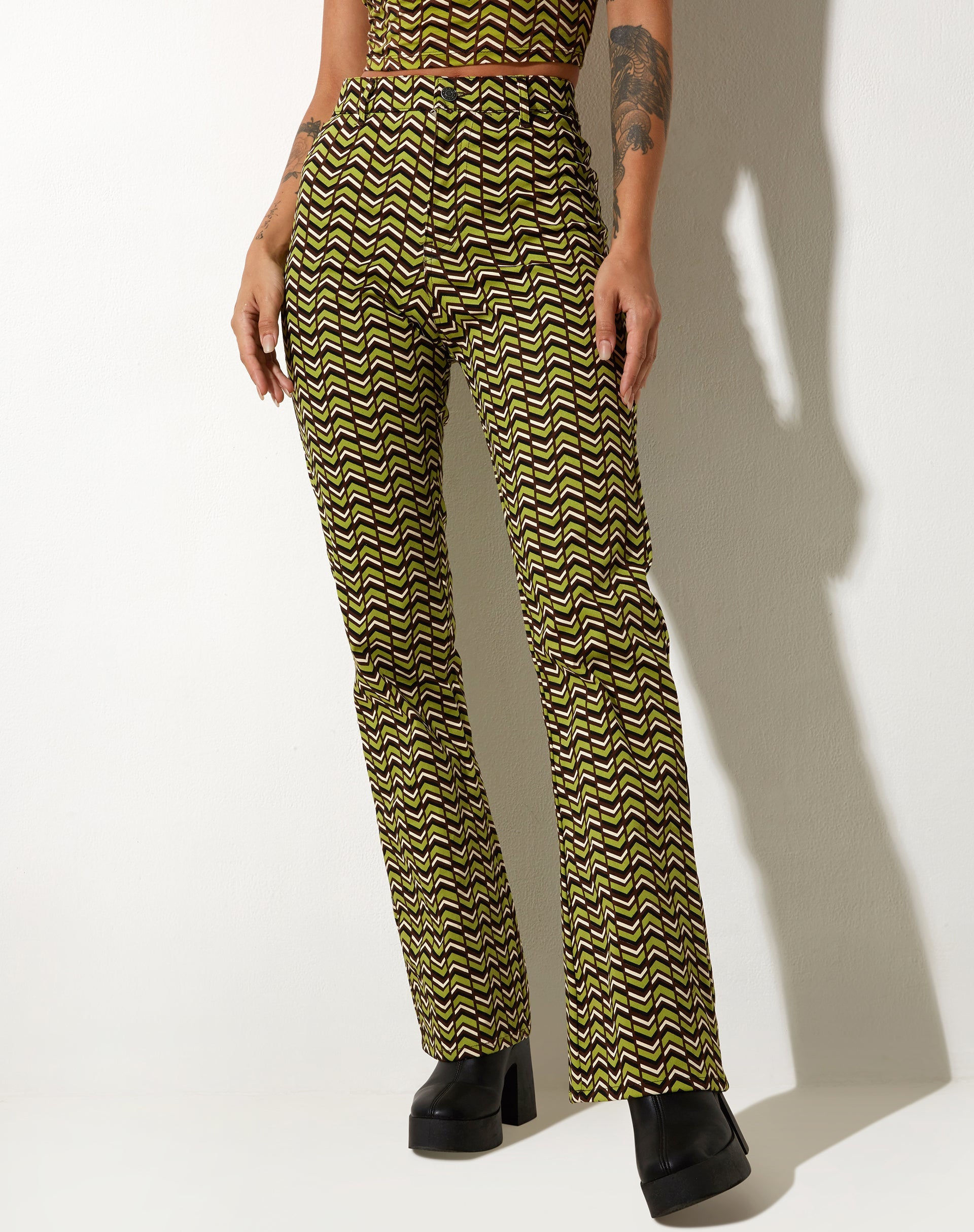 Afbeelding van Zoven flare broek in Chevron groen