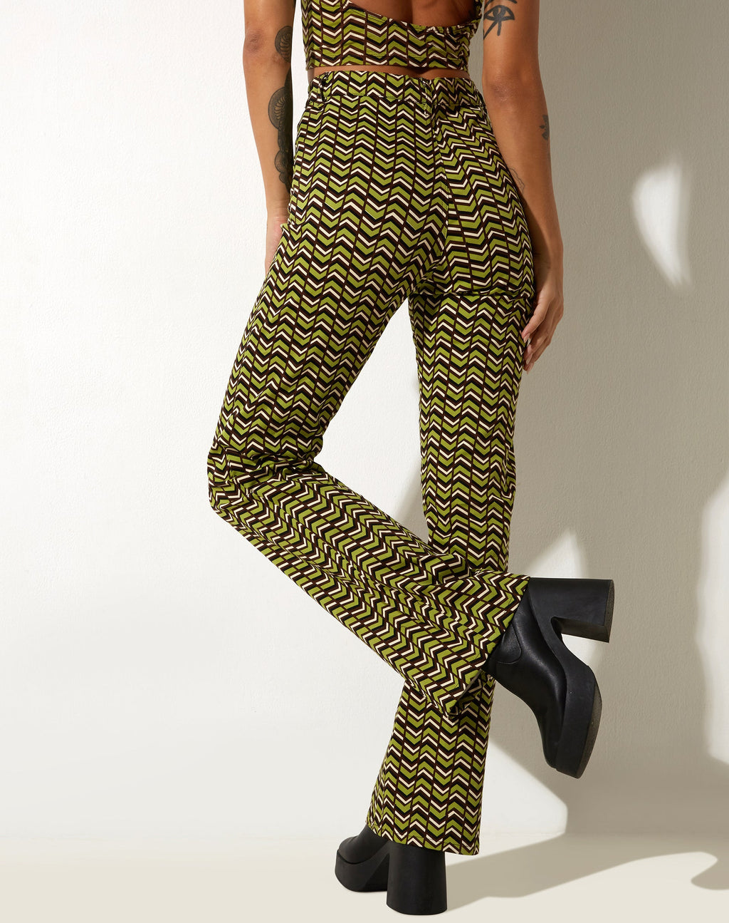 Zoven flare broek in Chevron groen