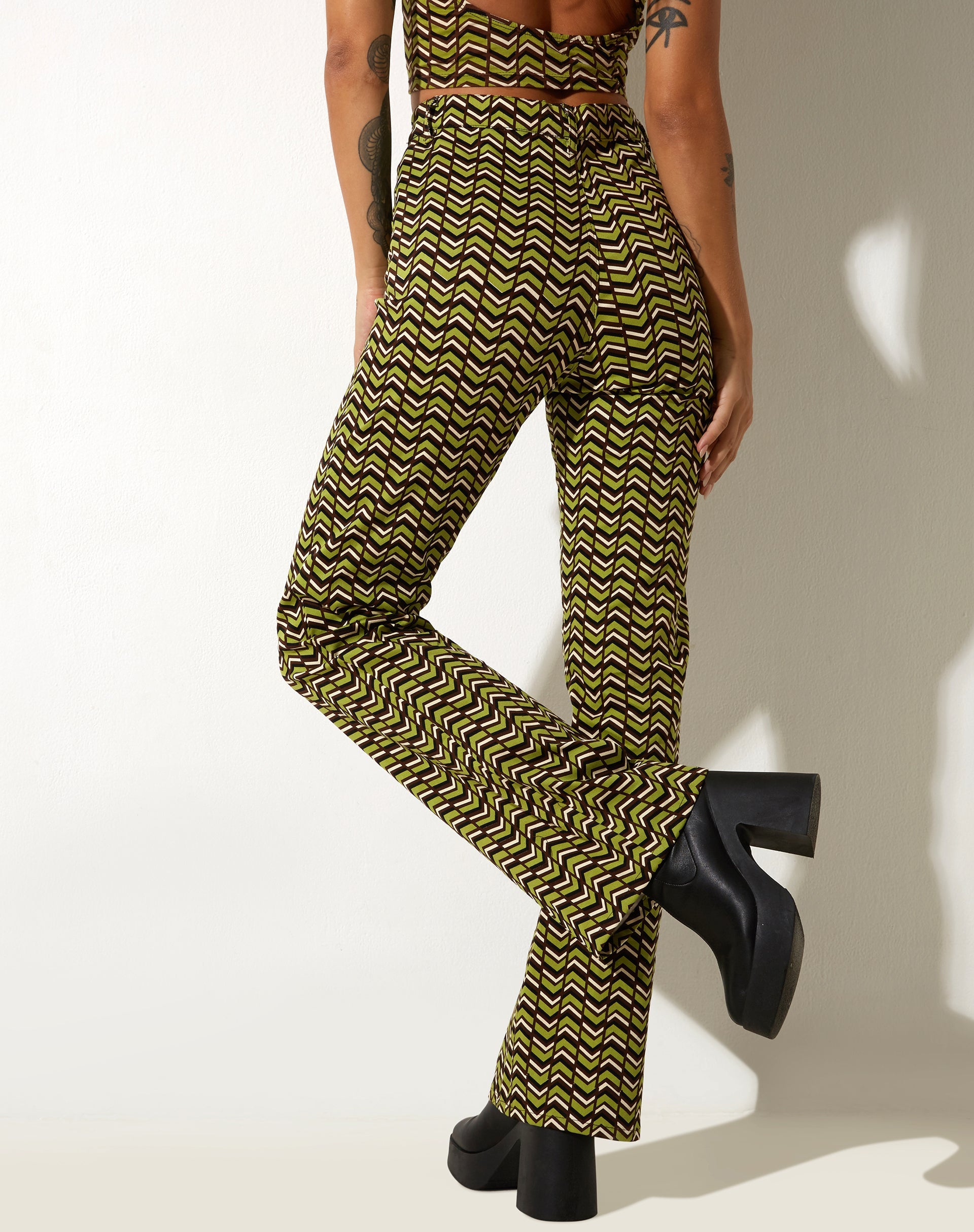 Afbeelding van Zoven flare broek in Chevron groen