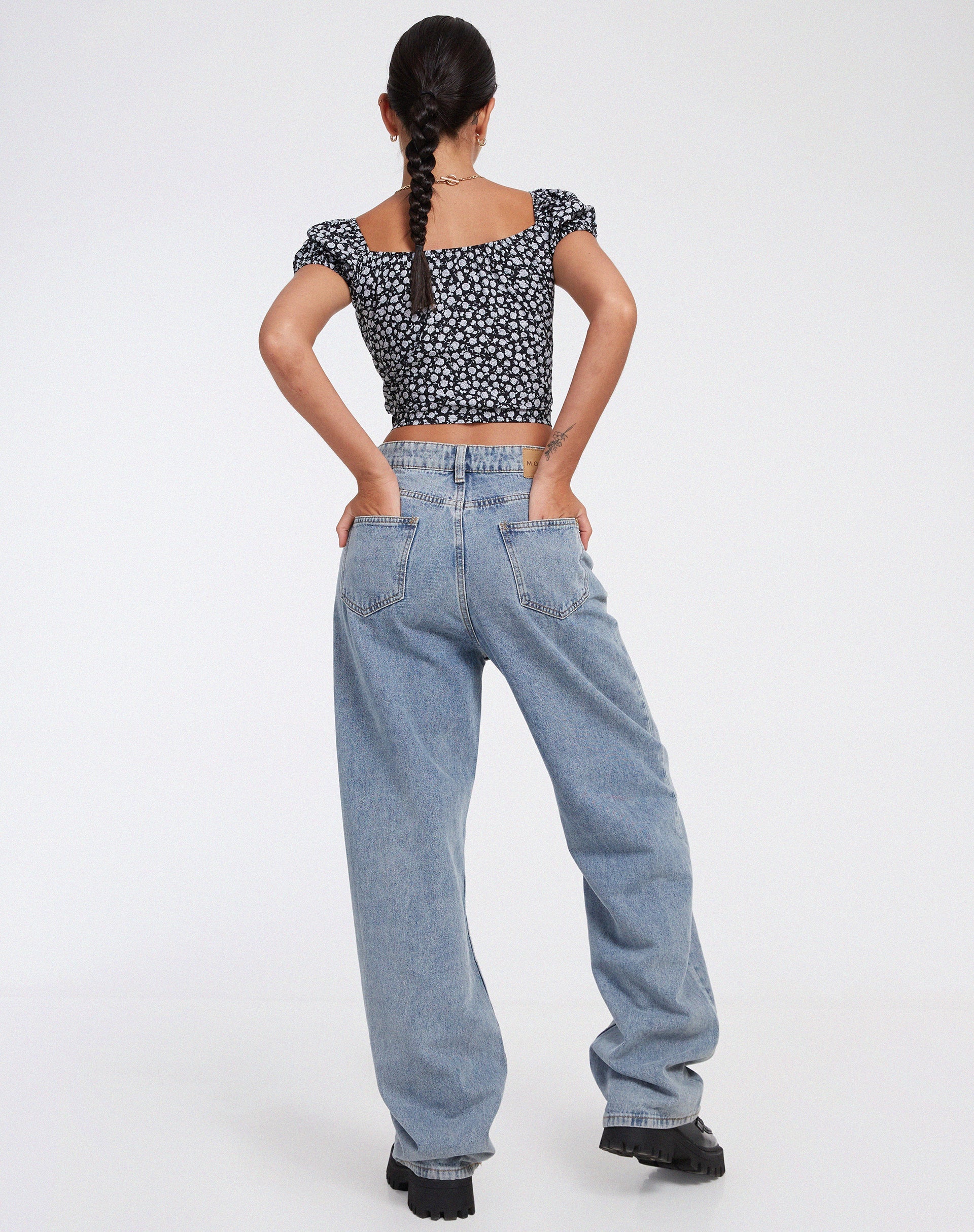 Afbeelding van Mazu Crop Top in Ditsy Rose Zwart