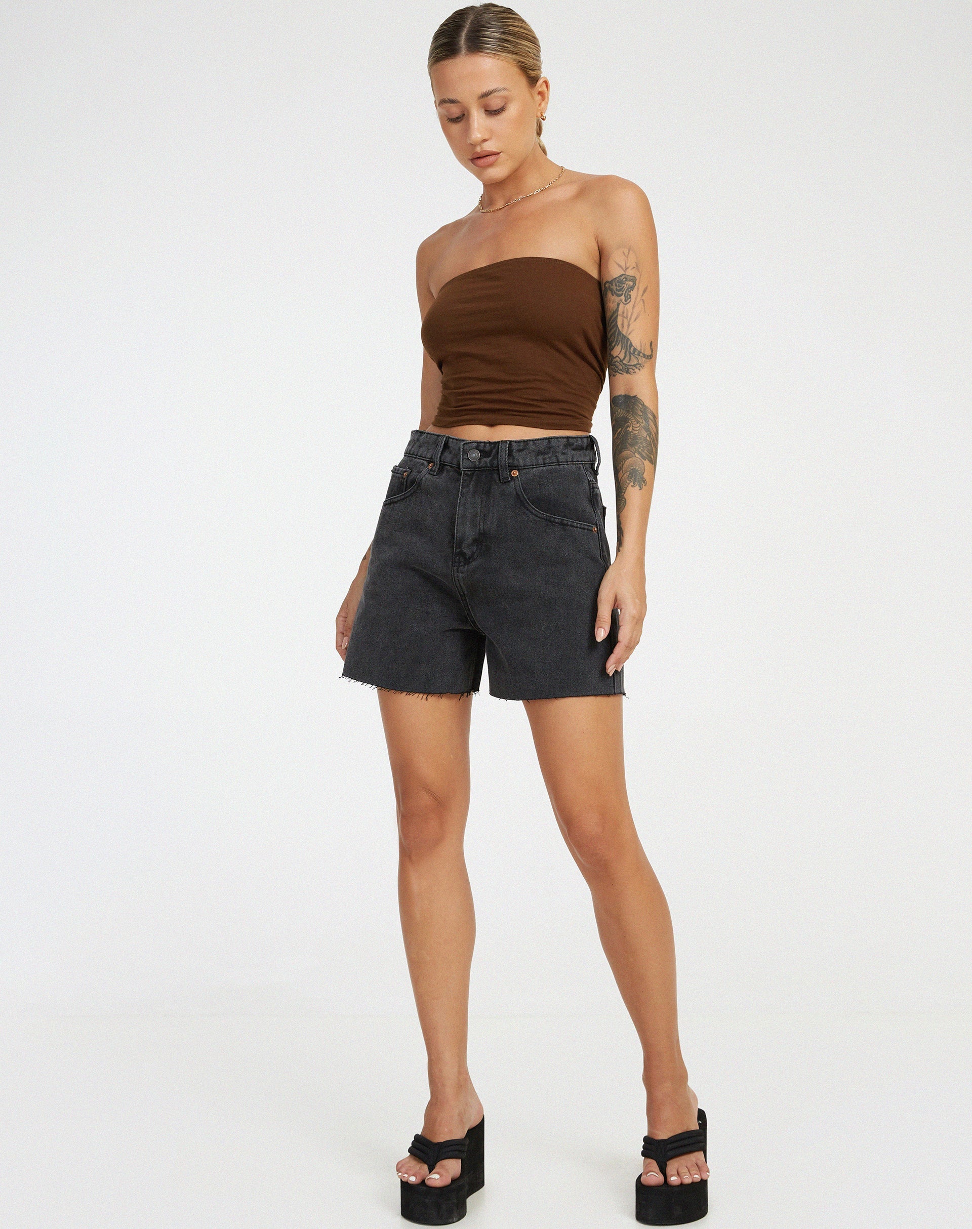 Afbeelding van Halflange Shorts in Black Wash