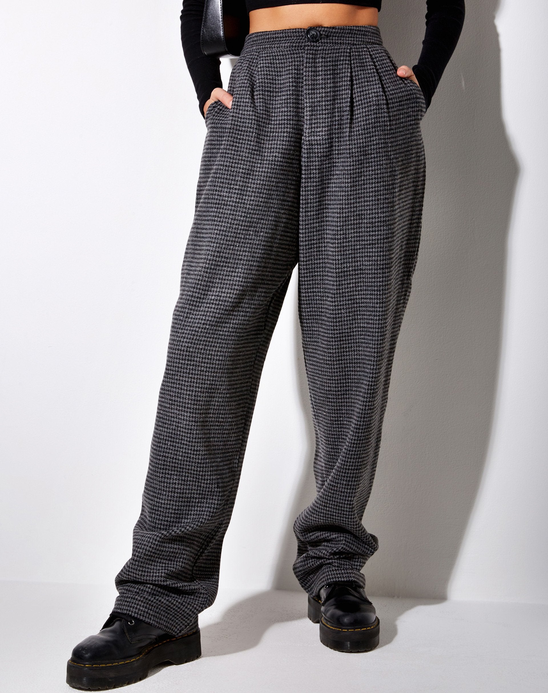 Afbeelding van Misha broek met wijde pijpen in houndstooth zwart en grijs