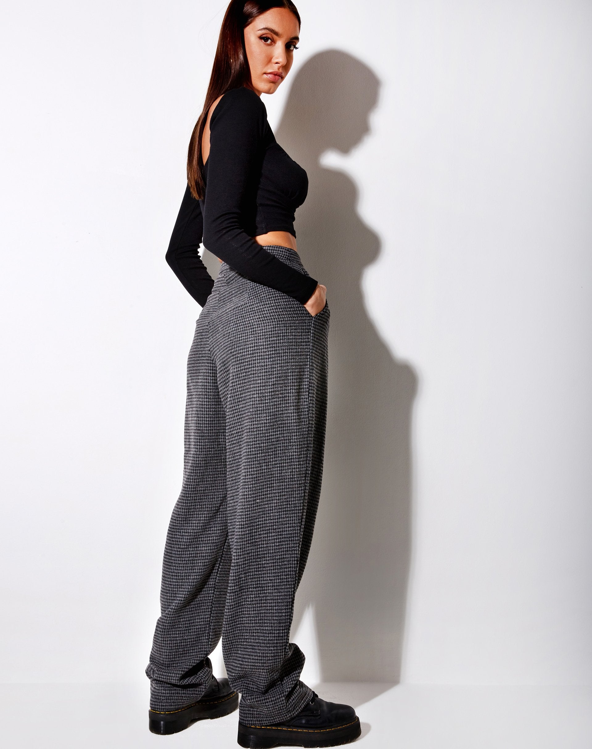 Afbeelding van Misha broek met wijde pijpen in houndstooth zwart en grijs