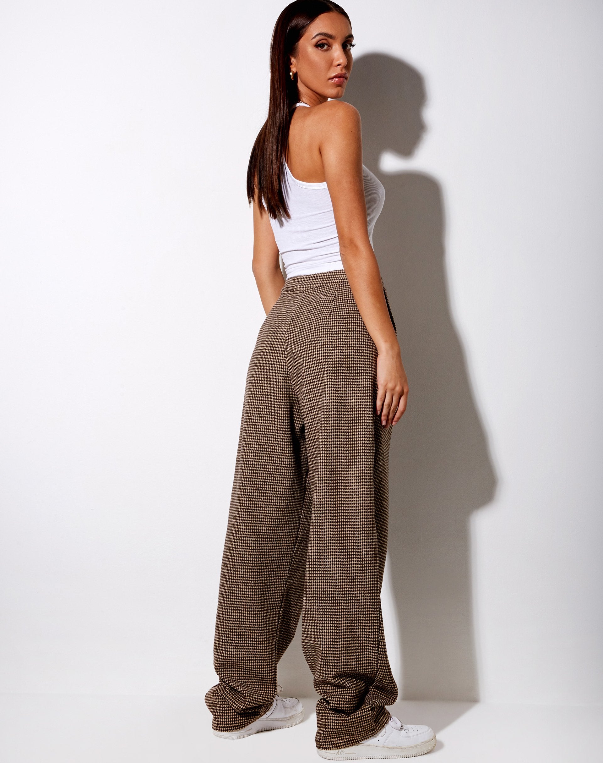 Afbeelding van Misha broek met wijde pijpen in houndstooth bruin